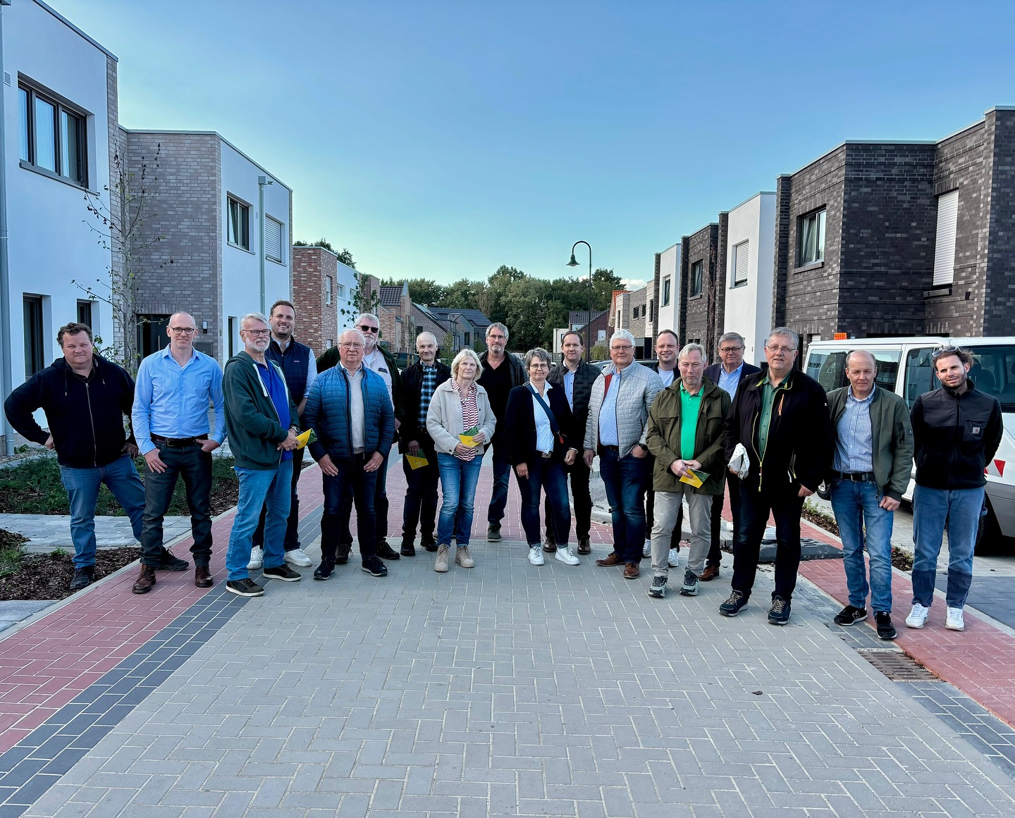 Wir durften diesen Dienstag die Mitglieder des Dinklager Stadtrates sowie die Vertreterinnen und Vertreter der Stadtverwaltung, darunter Bürgermeister Carl Heinz Putthoff, in unserem CO2-neutralen Quartier in Steinfeld begrüßen 👋🏽
Im Fokus des Besuchs stand dabei unser nachhaltiges Energiekonzept. Auch von der baulichen Gestaltung des Quartiers konnten sich die Ratsmitglieder ein gutes Bild machen. Denn bereits in den kommenden Tage werden alle Arbeiten abgeschlossen sein! 🤩
Vielen Dank für den konstruktiven Austausch!
_______________
#co2neutral #niedersachsen #steinfeld #dinklage #quartier #neubau #energiekonzept