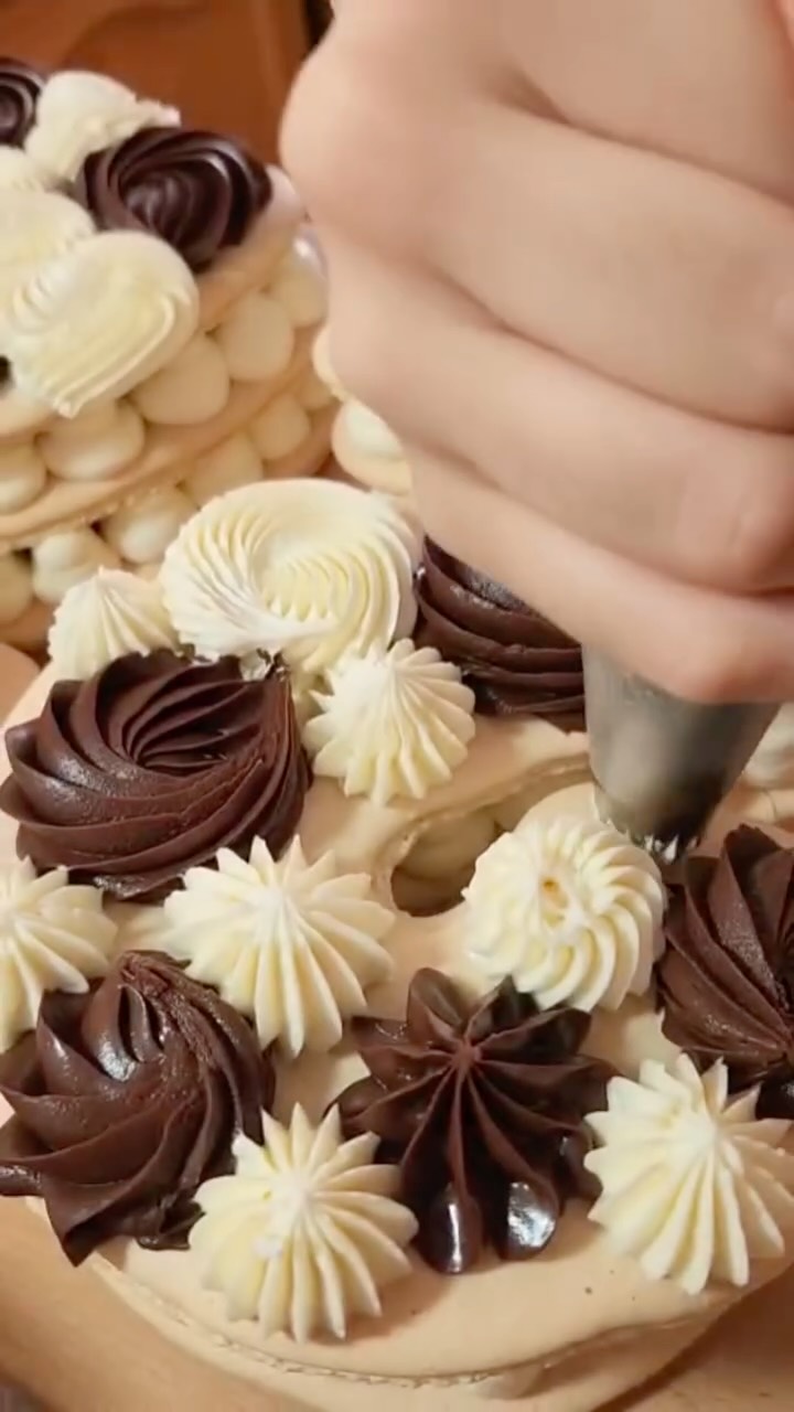 Here’s how I made my sister’s 22nd birthday (macaron) cake! 🥳🥳🥳
#bakingwithneekta #glutenfree #sensitivett #homebakery #birthdaycake #macarons #macaroncake #chocolate #coffee #cool #fyp