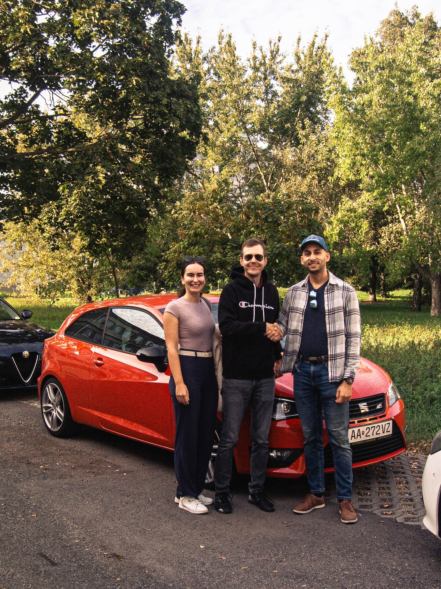 Nevozíme len autá. Plníme sny. Tak ako v tomto prípade, kedy nás kontaktoval dlhoročný známy a dobrý kamarát, že hľadá hot-hatch s motorom EA888, konkrétne Seat Ibiza Cupra s faceliftovým motorom 1.8 TSI 141 kW a manuálnou prevodovkou. Také druhé auto do rodiny a na behačky po meste. Že na Slovensku sa nedá nič rozumné nájsť. Rozkaz znel jasne - máme vycestovať. S vyhliadnutým jediným kúskom sme zamierili do Hannoveru, kde sme však našli ukážkové auto - nebúrané vozidlo, pravidelná servisná história a celkovo skvelý stav vozidla inside-out. Vzhľadom na ročník 2016 a rakúsky pôvod sme nečakali až také zachovalé auto absolútne bez hrdze. Zároveň sme klientovi ešte vyjednali zľavu na cestu a doma pomohli s prihlásením priamo na EČV. Ďakujeme za dôveru a prajeme všetky šťastné kilometre!