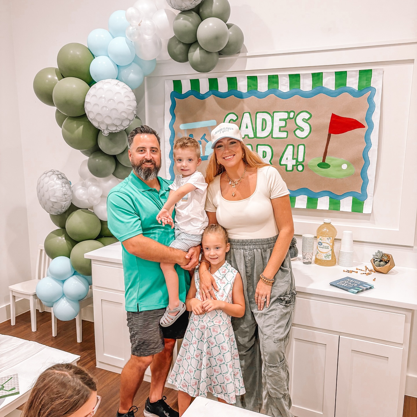 Cade’s PAR 4 ⛳️
Venue: @playstreetmuseum
Cake: @batterbabiescakery
Banner: @howdybanners
Balloons: @modernpopco
Table Settings: @modernpopco