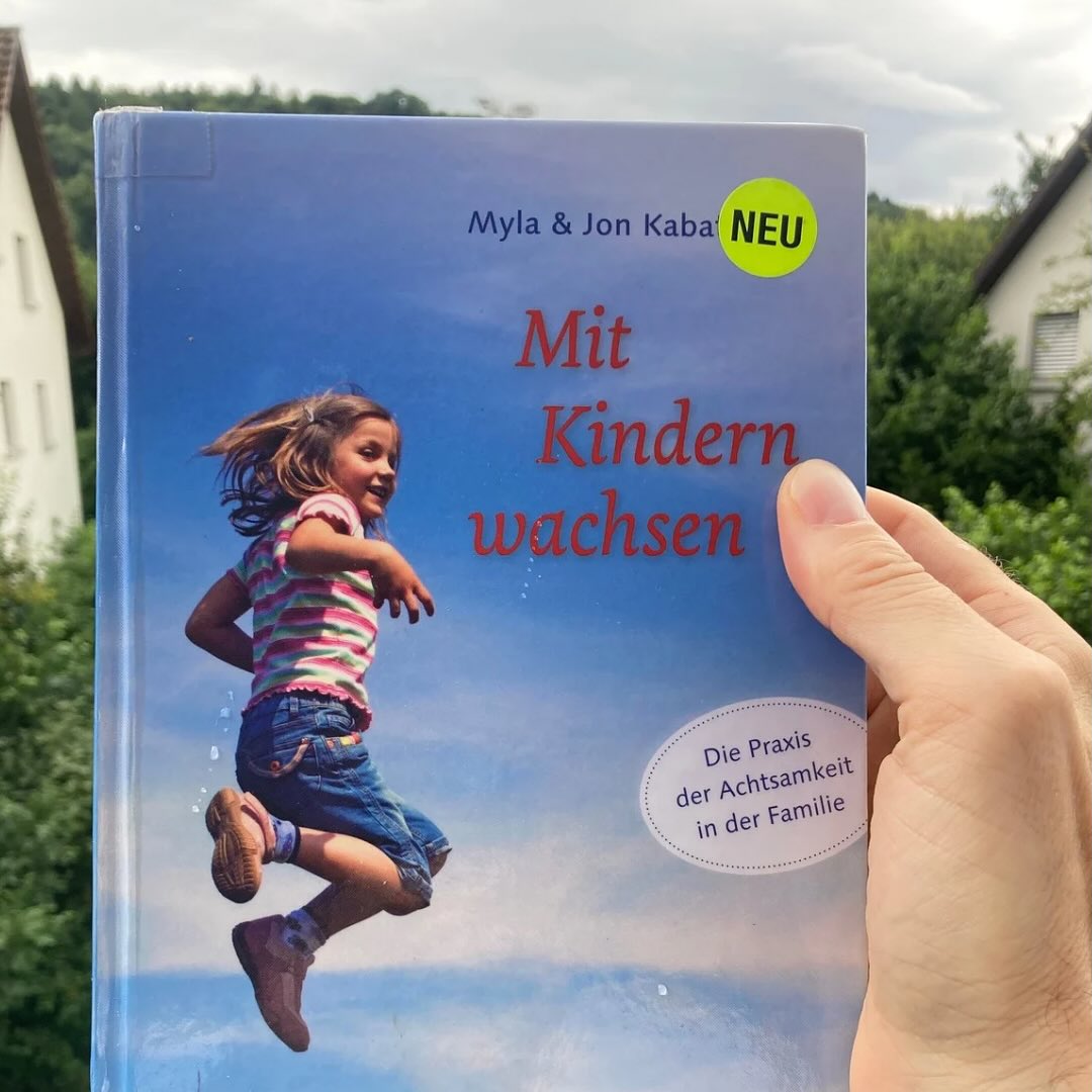 📖 Neues Buchreview auf Fit40Plus
„Mit Kindern wachsen“ von Jon & Myla Kabat-Zinn hat mich daran erinnert, wie wichtig es ist, wirklich präsent zu sein.
Nicht nur beim Spielen oder beim Zubettbringen, sondern auch in den kleinen Momenten dazwischen.
Ich habe angefangen, mein Handy öfter liegen zu lassen und den Kids noch bewusster zuzuhören. Selbst wenn mir manchmal langweilig wird – genau dann merke ich, wie wertvoll diese Momente sind.
✨ Mein Fazit:
Achtsamkeit ist kein Extra-Programm, sondern eine Haltung, die mitten im Familienchaos stattfindet.
Neugierig geworden? 👉 Lies mein ganzes Review auf dem Blog!
🔗 Link in Bio