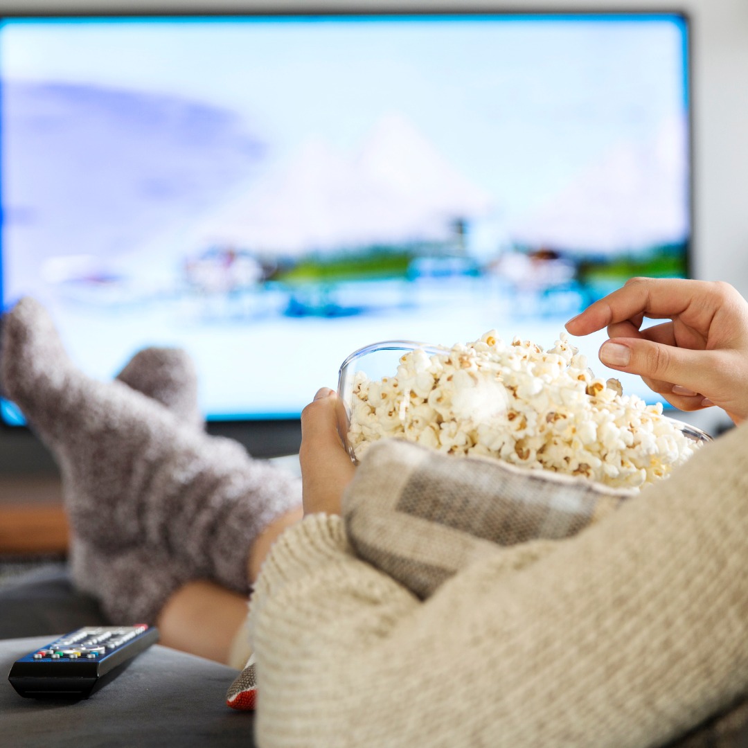 While coaching class this morning, I said while speaking on nutrition, "Don't watch TV and eat at the same time." Within reason, we all like some popcorn from time to time.
The most surprising part is that no one in the gym was aware of this issue.
When you eat like this, you become distracted, which causes you to consume 15-25% more calories without even realising it.
You lose track of portion size and fullness cues.
You're also more likely to snack again later because your brain barely remembers the meal.
So roughly speaking, if you usually eat 600 calories at dinner, adding TV into the mix could bump that up to over 700 calories, and you wouldn't even notice.
It's a small habit with a considerable impact. Next time, try eating without the screen; your body will thank you for it.
Do you usually eat with a screen on, or are you a screen-free eater?