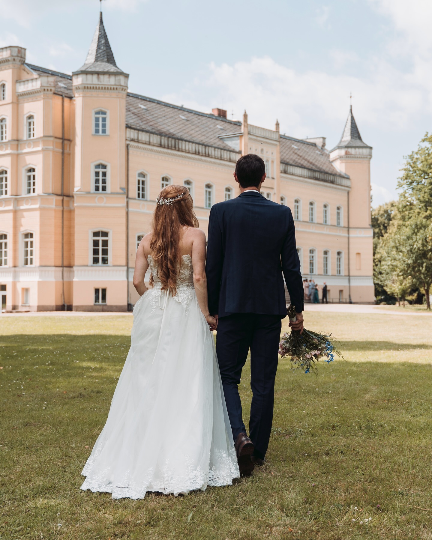 Eine wunderschöne Kulisse, tolles Wetter und zwei Menschen, deren neuen Lebensabschnitt wir festhalten durften. 🤍✨
•
•
•
#brautpaarshooting #hochzeitsfotografberlin #weddingphotography #justmarried #weddinginspiration #hochzeit2025 #wedding #weddinglocation
love | wedding | photograph | Hochzeit | Hochzeitslocation | Hochzeitsfotografie | Brautpaarshooting | Schloss