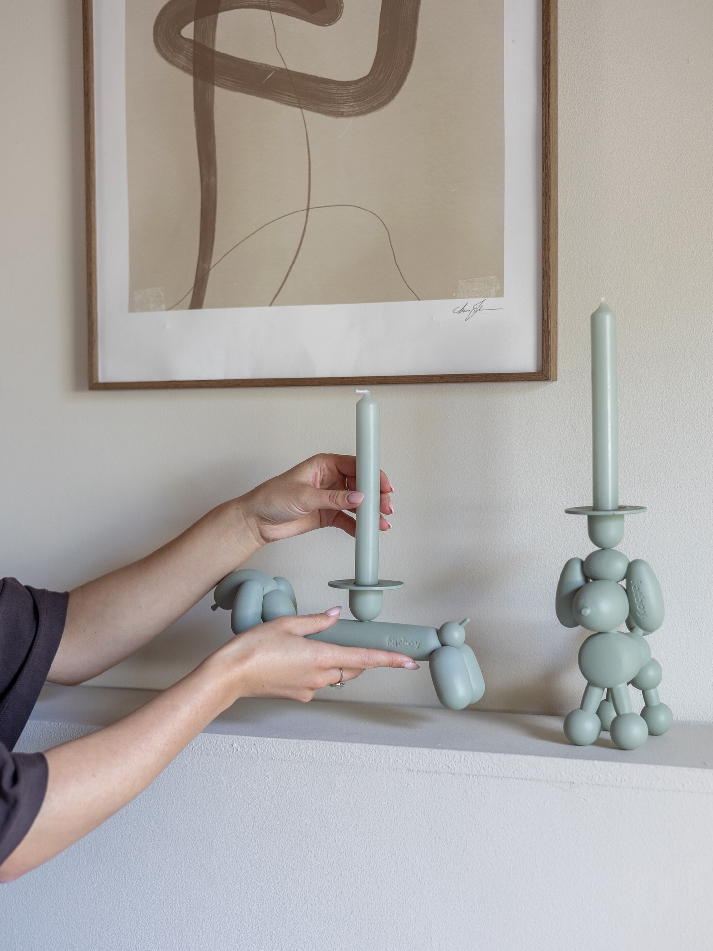 𝗗𝗲𝘇𝗲 𝗸𝗮𝗮𝗿𝘀𝗲𝗻𝘀𝘁𝗮𝗻𝗱𝗮𝗮𝗿𝗱 𝘃𝗮𝗻 𝗙𝗮𝘁𝗯𝗼𝘆 𝘄𝗮𝘀 𝗲𝗲𝗻 𝘃𝗮𝗻 𝗱𝗲 𝗮𝗹𝗹𝗲𝗿𝗲𝗲𝗿𝘀𝘁𝗲 𝗰𝗮𝗱𝗲𝗮𝘂𝘁𝗷𝗲𝘀 𝗱𝗶𝗲 𝗶𝗸 𝗺𝗲𝘇𝗲𝗹𝗳 𝗴𝗮𝗳 𝘁𝗼𝗲𝗻 𝗶𝗸 𝘂𝗶𝘁 𝗵𝘂𝗶𝘀 𝗴𝗶𝗻𝗴. 𝗘𝗻 𝗻𝘂… 𝗺𝗮𝗴 𝗶𝗸 𝗲𝗿 𝗲𝗲𝗻 𝗻𝗶𝗲𝘂𝘄 𝗽𝗹𝗲𝗸𝗷𝗲 𝘃𝗼𝗼𝗿 𝘂𝗶𝘁𝘇𝗼𝗲𝗸𝗲𝗻!
𝗔𝗮𝗻𝗸𝗼𝗺𝗲𝗻𝗱𝗲 𝗱𝗶𝗻𝘀𝗱𝗮𝗴 𝗸𝗿𝗶𝗷𝗴𝗲𝗻 𝘄𝗲 𝗱𝗲 𝘀𝗹𝗲𝘂𝘁𝗲𝗹 𝘃𝗮𝗻 𝗼𝗻𝘇𝗲 𝗻𝗶𝗲𝘂𝘄𝗯𝗼𝘂𝘄𝘄𝗼𝗻𝗶𝗻𝗴! 🏡✨
Vanaf aankomende week dus zelf aan de bak. Maar ondertussen lopen er nog veel toffe projecten en deadlines waar ik volop mee bezig ben. En daarnaast blijven er maar nieuwe aanvragen binnen stromen. Zo dankbaar dat jullie me online weten te vinden. 🙏
Dat zorgt er soms wel voor dat Instagram er een beetje bij inschiet… Maar ik neem jullie binnenkort graag weer wat vaker mee in alles wat er speelt. 💭🎨📦