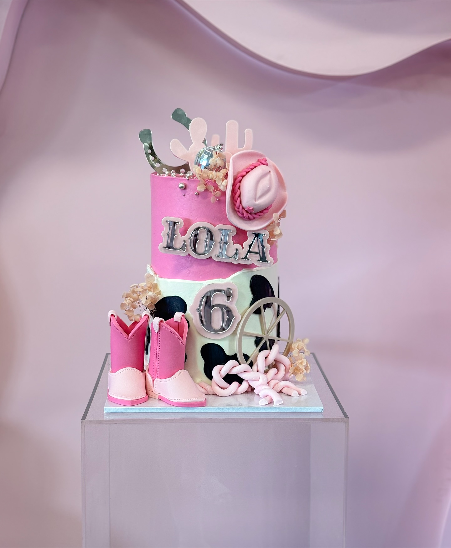 Let’s party like Dolly 🪩💃🏼
Party set up & Acrylic @chaos_eventsau
#partylikedollyparton #kaikaicakery #dollypartonparty #cowgirlcake #cowgirlparty #cowboyfondantcake #fondantdecoration