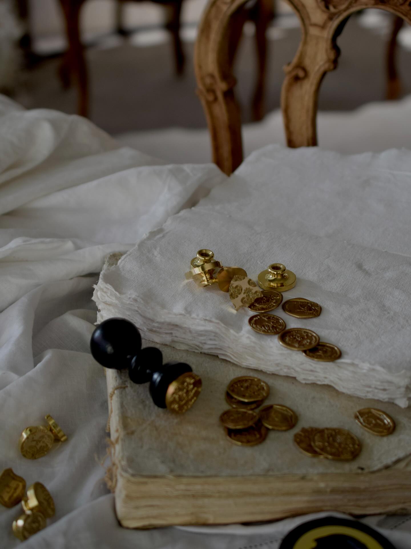 🍁
※満席になりました
岐阜県近郊にお住まいの方へ
café CACHE - CACHE( @cache_cache_love )にて
シーリングスタンプ・カリグラフィーの世界を
午前・午後の2部制にて皆さまにお届けいたします。
(第1部・第2部で内容が異なりますので、
2つの投稿ご覧ください)
アイリッシュハープの生演奏をお楽しみいただきながら、
ぜひ特別な1日を体験してください
11月2日(日)
14:00–〜16:30(2.5h)
第2部
【シーリングスタンプのデザイン & カリグラフィーレッスン】
モダンカリグラフィーでイニシャルなどを書いて、スタンプに仕上げましょう。
イニシャルの練習をしたあと、オーナメントやフォント、シェイプを自由に組み合わせてデザイン。
パソコンフォントを取り込むことも可能です。
カリグラフィー未経験の方でも安心してご参加いただけます。
※画像をお持ち込みいただく場合
・白い背景に黒で印刷したものをご用意ください
・鉛筆・色鉛筆・グラデーションは不可
・細かすぎる図案は彫刻が潰れる可能性があります
・二層(彫刻の深さを変える)場合には、ご相談ください
→ ご不安な方は事前に libertycalligraphy@gmail.com(福谷宛) まで、
希望の画像を添付の上、ご相談ください
スタンプ仕様
・素材:真鍮(ゴールド)
・サイズ:φ10mm〜φ60mm
・彫刻:2層まで深さ調整可能
・形状:ラウンド、スクエア、オーバル、アーチ、ダブルアーチ、手書きシェイプなど
・納期:約1.5ヶ月後にご自宅へ配送
参加費:11,900円
*cache−cacheおやつとお飲み物付き
追加制作
・ワークショップ時間内に限り、
スタンプヘッドを追加料金6,600円で制作可能
特典
・アンティーク家具とJBAdeV のお店
@galeriefrancaise_et_jbadev 特製ハンドル
お持ち物
A4サイズ程度のお手提げお持ちくださいませ
お持ちの方はカリグラフィーペン
(ペンホルダー+ニブ)
お申し込みは
@cache_cache_love DMにて
下記のことを添えてお申し込みをお願いいたします。
①お名前
②お電話
③ご希望のWS
*第1部
*第2部
*第1部➕第2部 とご記載ください
お申し込みはWS代金のお振込みをもちま完了となります。
ご予約くださった方に振り込み先をDMさせていただきますので、お手続きのほどよろしくお願いいたします
*第2部キャンセルの場合
キャンセル待ちくださる方や、ストーリーでWSの募集をさせていただき、他の方がWSにご参加くださる場合、お振込みいただきましたWS代をご返金させていただきます(振り込み手数料を引かせていただきます)
また、そのままキャンセルとなりました場合には、パソコンのフォントでご希望のイニシャルを数種類のデザイン案の中からお選びいただきオリジナルをお作りし、ハンドルとスタンプのセットを着払いにてお送りします
///この日を共に創り上げてくれる方々///
▪️Lisaさん @lisanagaya_harp
花と音楽と香りを愛するアイリッシュハープ奏者。
今回の特別なひとときを香りでも演出してくださいます。
創香 @sonare_aromatique
▪️Hidekaさん(コモレビデザイン舎)
@comorebi.design
今回のワークショップを陰から温かくサポートしてくださる存在です。
▪️galeriefrançaise et jbadev
@galeriefrançaise_et_jbadev
今回の写真は、この特別な空間をお借りして撮影させていただきました。
フランスのアンティーク家具やJB AdeVの世界観に触れられる特別な場所です。
さらに、イベント特典としてお渡しする
・第1部:リネンボックス
・第2部:シーリングスタンプハンドル
も制作していただきました。