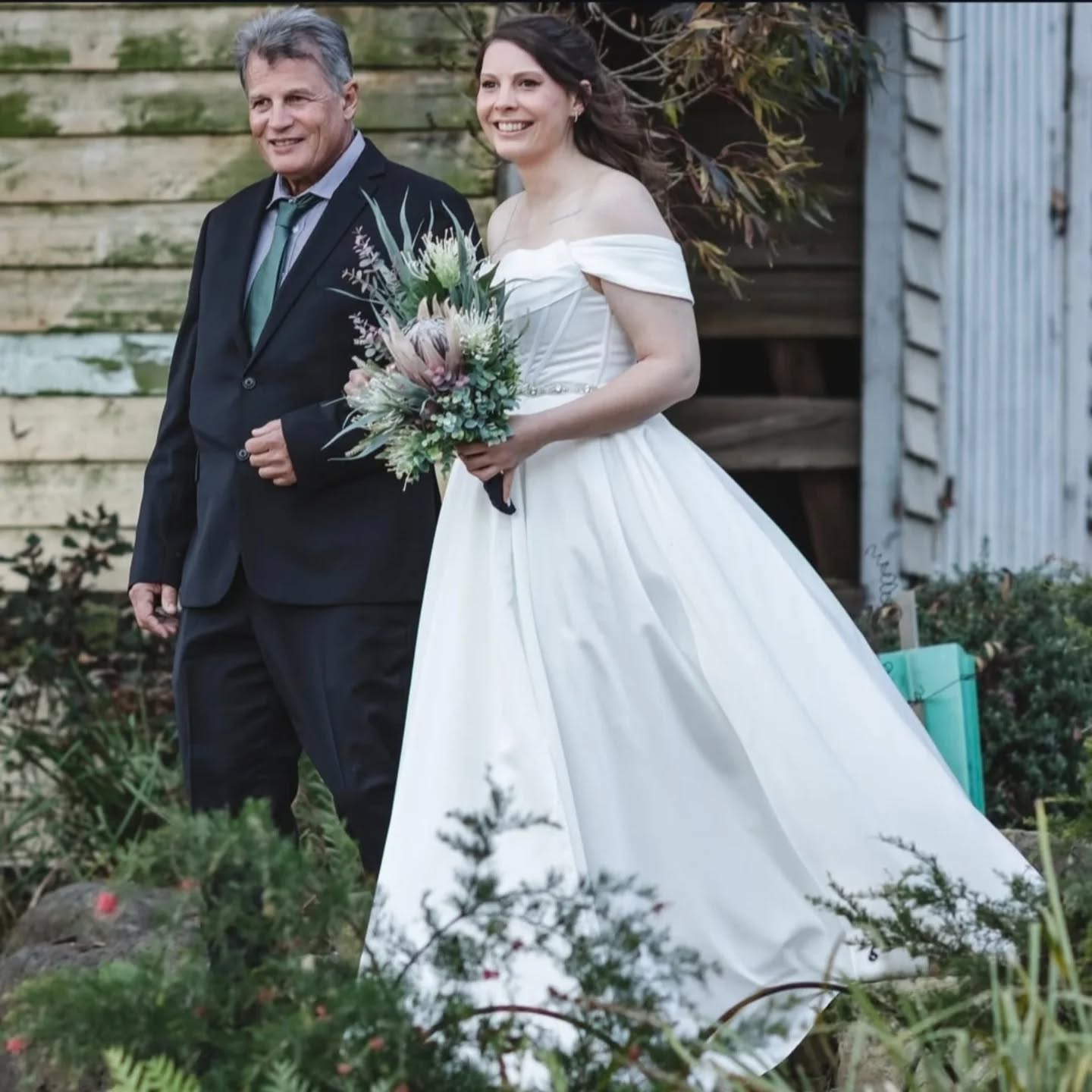 That walk, that breath, that moment before everything begins.
She stepped into the moment with grace, surrounded by love.
No fanfare, just presence, just her ♥️
#theaisle
#geelongboutiqueweddings
#weddingday