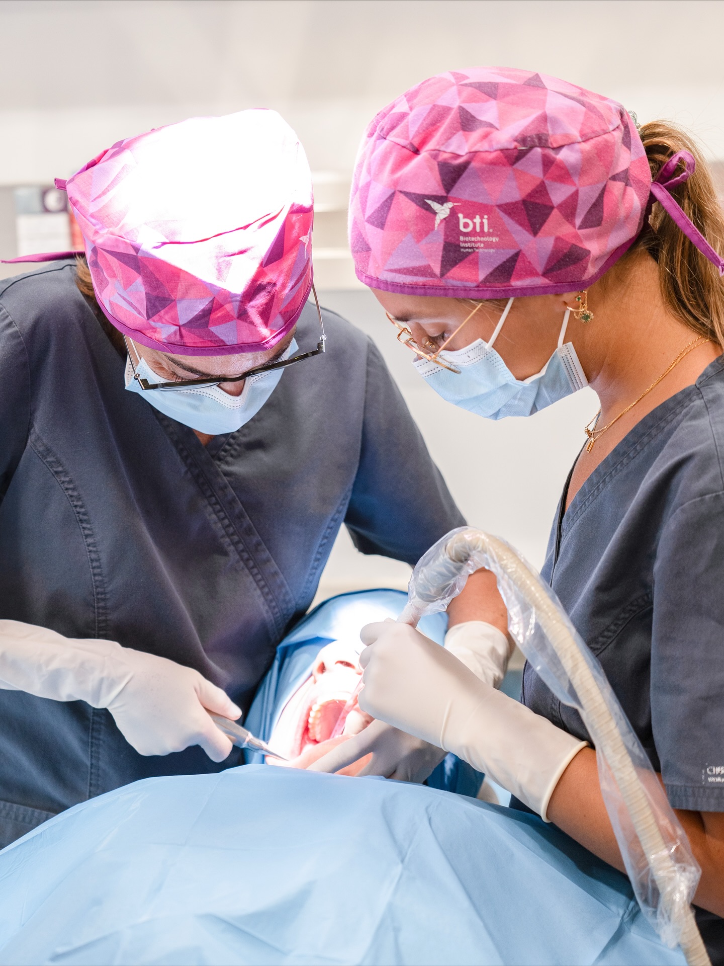 ¿Tus muelas del juicio te están molestando?😬
En manos expertas, la cirugía es rápida, segura y con una recuperación más sencilla de lo que imaginas💙
📲 Escríbenos y agenda tu visita para que valoremos tu caso.