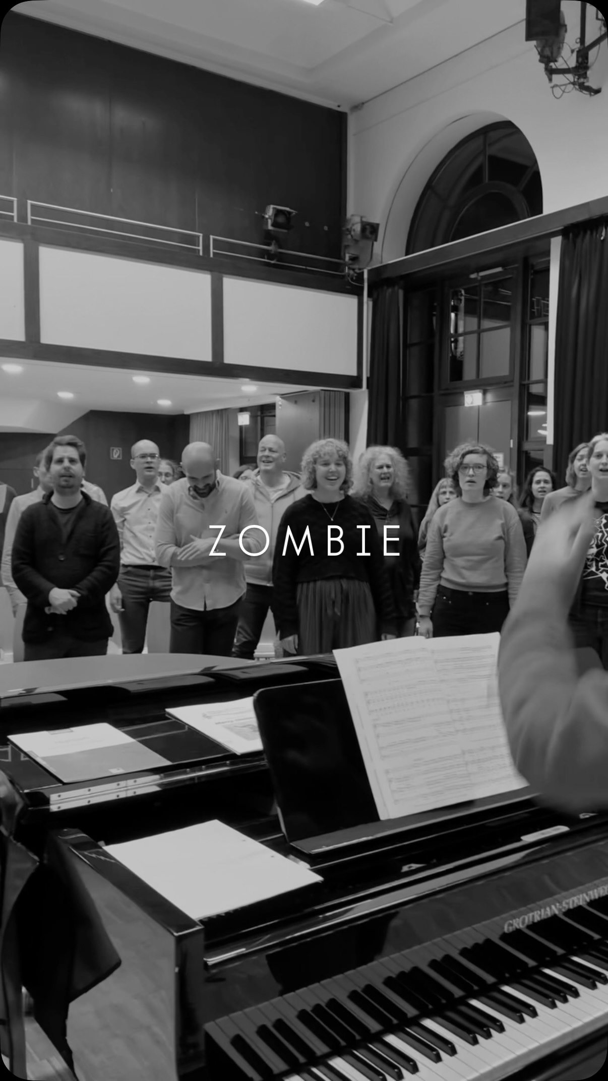 Der Song ist ganz neu im Repertoire und wir lieben ihn 🥹
Zombie - @thecranberries
Arr. @florent.robert.soliwama
Psssst 👀 Live gibt es ihn dann bei CHORMÄLEON IN CONCERT am 30. November um die Ohren, so viel können wir schonmal verraten 🤭
#chorliebe @deutscherchorverband #immerandersimmergut #singenmachtspaß #choirmemes #stuttgart @s_chorverband #stuttgart0711 #stuttgartmusic