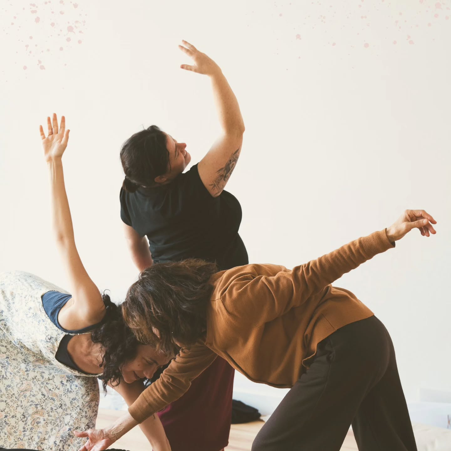 Movimento Consciente & Dança Expressiva
Um Caminho para Todos 🍀
Há danças que não se aprendem nos livros. São danças que nascem do coração, que florescem na pele, que libertam memórias guardadas no corpo.
No Movimento Consciente & Dança Expressiva, cada gesto é um portal.
Um convite a abraçar a luz e a sombra, o silêncio e o grito, o leve e o pesado.
Aqui, o corpo não precisa de ser perfeito, precisa de ser verdadeiro.
É esta verdade em movimento que partilho contigo. Em Outubro iniciamos o percurso online e em Novembro estaremos juntas no primeiro fim de semana presencial.
No final, serás Facilitador/a em Movimento Consciente & Dança Expressiva.
Dançamos Juntos/as?
Lisa Bompastor
⚡ Últimas vagas.
📌 Agenda:
💃 Curso de Facilitador em Movimento Consciente & Dança Expressiva - 1a edição - Novidade!!!
Formação b-learning (plataforma online + 12h presenciais no Porto)
Início: 1 de Outubro de 2025
🌀 Especialização em Movimento Terapêutico – 5.ª Edição
Formação Presencial – Porto
Início: Janeiro de 2026
📎 Informações e inscrições:
Link na bio