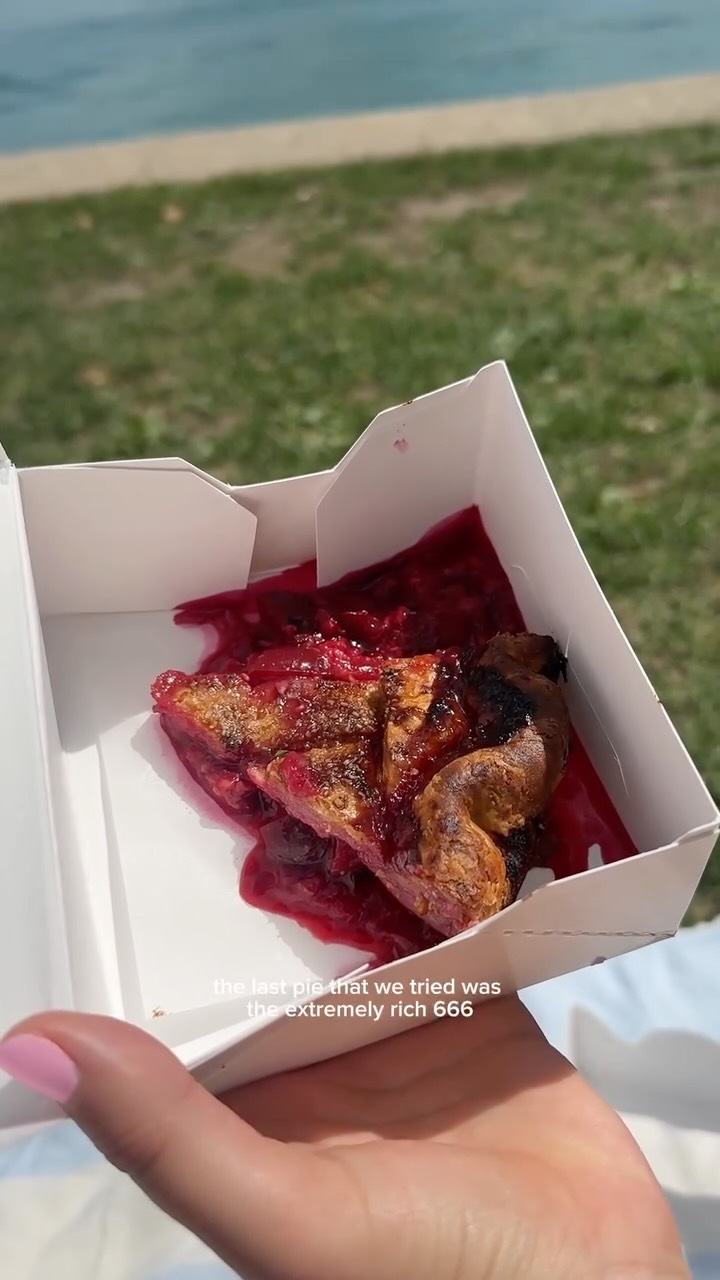 Have you tried the pie pop-up by @blamebutter yet? 🥧✨
#chicago #chicagofood #chicagofoodie #chicagobakery #bakery