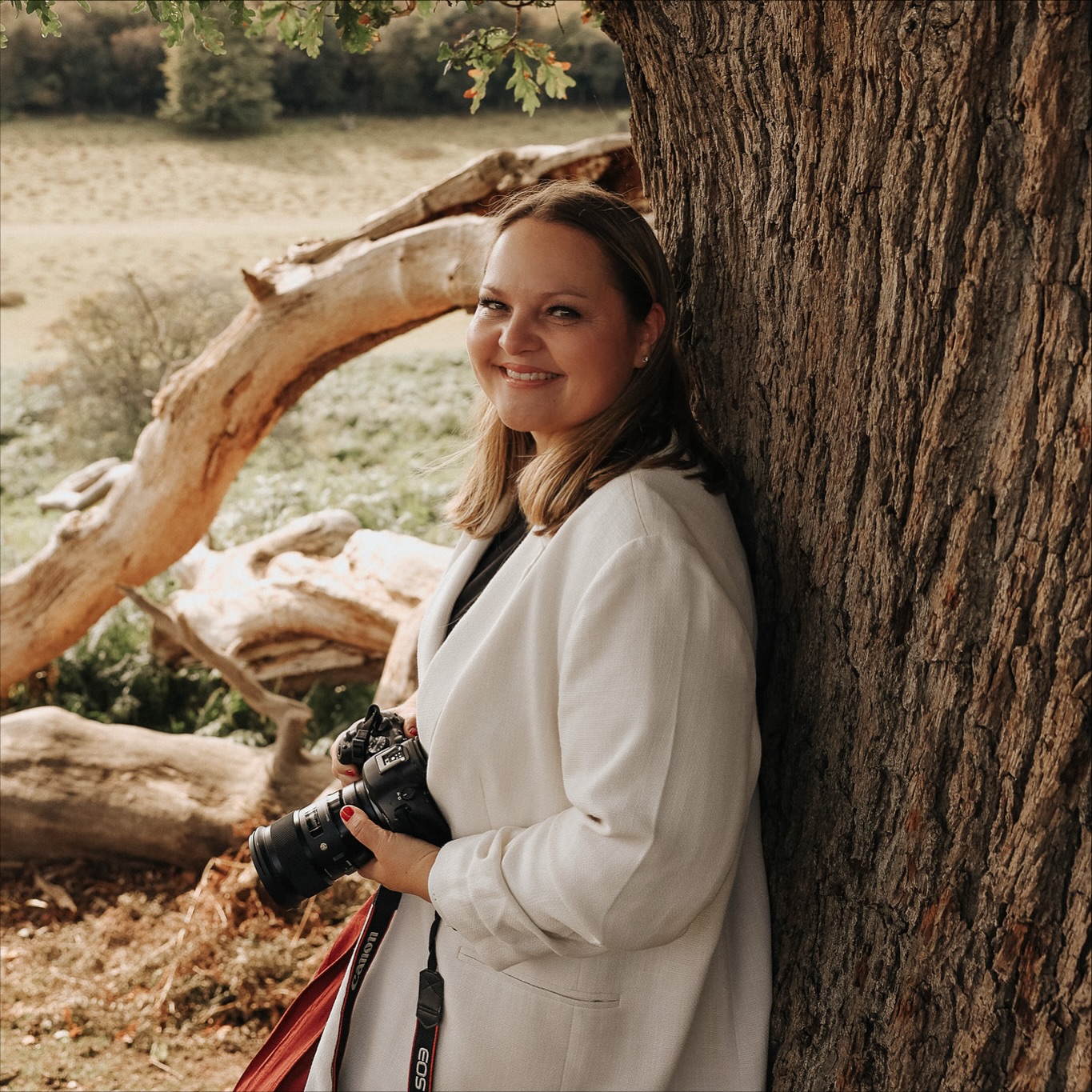 Hi, ich bin Marion ✨
Eine Fotografin die am liebsten Babybäuche, Babys, Familien und Kinder mit dem Herzen fotografiert. Egal ob in meinem Heimstudio, bei dir daheim oder in der Natur. Auch für kreative Projekte bin ich zu haben.
Momente, die unter die Haut gehen, sind meine Leidenschaft. Feingefühl, Liebe und Leidenschaft sind mein Motor. Ich bin so eine, die sich mit euren Kids über den Boden rollt und für rotzfreche Aktionen zu haben ist. Bei mir darf man sein, hauptsache authentisch. Wenn wir beim Fotografieren auch mal zusammen weinen müssen, weils so schön ist, ist das ok. Jeder Tag ist ein perfekter Tag um schöne Momente für immer festzuhalten.
Ich bin eine absolute Träumerin, eine Romantikerin, ich lache für mein Leben gern und nehme mich selbst nicht so ernst. Harmonie und Frieden sind mir wichtig. Ich liebe es international, ich liebe das Reisen, ich bin gern unter Lieben und fröhlichen Menschen und ich bin ein Kind Gottes. Für mich muss es immer weitergehen, weswegen ich mich konstant weiterbilde. Ich esse am liebsten asiatisch und kann bei Nougatschokolade nie Nein sagen.
„Anders und eigen“ sowie nicht so perfekt sind mein perfekt.
Am liebsten würde ich am Meer mit Bergen wohnen. In der Natur finde ich meinen Frieden.
Wenn du das hier liest und denkst „mit der möchte ich shooten“, dann los! Meld dich bei mir hier oder über meine Homepage. Ich bin ready und freue mich auf dich ❤️
Marion 🫶🏻
Thanks to @bethanygracephotography for my lovely photos! Bethany, you are very talented and amazing, in fact you are a diamond amongst all photographers. Thank you ❤️