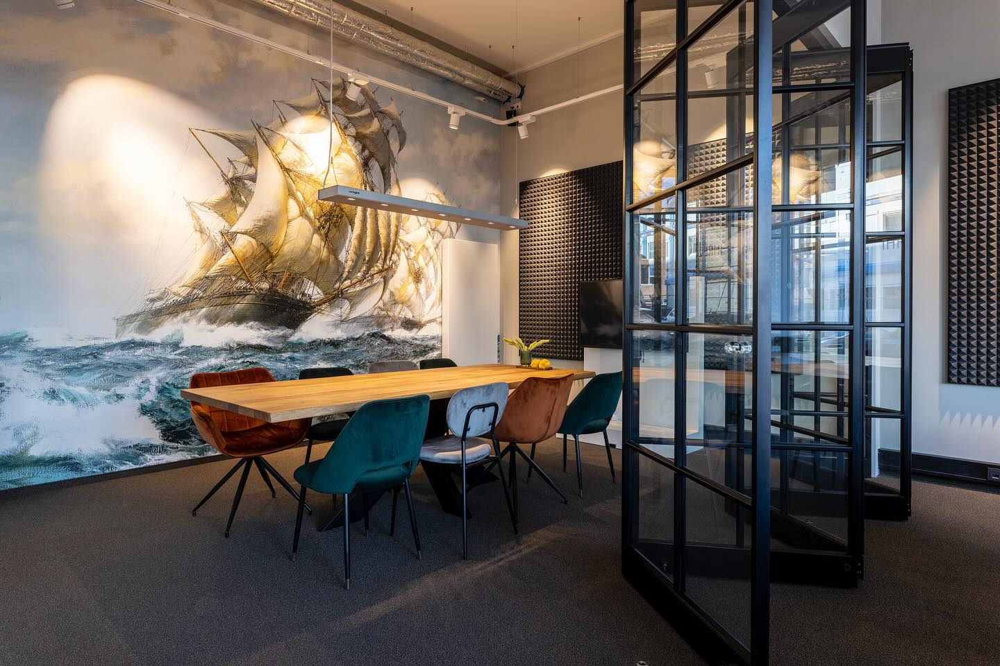 ⚓ Raum mit Weitblick ⚓
Offen für Inspiration oder ganz privat fürs nächste Brainstorming – dank Glastrennwänden lässt sich dieser Besprechungsraum im Handumdrehen von offen auf geschlossen umstellen.
💡 Viel Licht, viel Freiheit und ein Hauch Abenteuer durch die imposante Schiffs-Tapete.
#OfficeVibes #MeetingRoomGoals #InteriorInspo #CreativeSpace #ModernOffice #WorkspaceInspo #DesignLovers #InteriorDesign #OfficeGoals #MeetingInStyle #WorkspaceDecor #CreativeWorkspace #FlexibleWorkspace #OpenSpace #Raumgestaltung #Glastrennwand #Tapetenliebe #OfficeDesign #WorkSmart