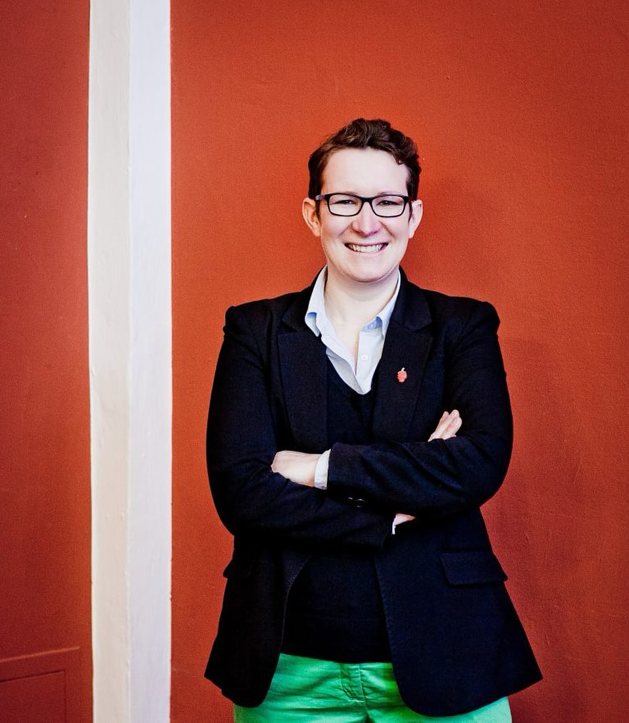 Susanne Wosnitzka studierte in Augsburg Musikwissenschaft und spezialisierte sich schon im Studium auf Komponistinnen, weil diese im Unterricht schlicht fehlten.
📚 Sie entwickelte dazu eine eigene Vortragsreihe und ist heute Mitarbeiterin im Archiv Frau und Musik, ehrenamtlich als Wissenschaftliche Beirätin bei KVAST (schwedische Komponistinnen-Gesellschaft), in der Deutschen Mozart-Gesellschaft und im Vorstand von musica femina München.
👩 Ihre Forschungsschwerpunkte sind das süddeutsche Kulturleben des 18. und 19. Jahrhunderts anhand historischer Tageszeitungen sowie die Zugänglichmachung von Frauen(musik)geschichte. Als Bloggerin, Gastbloggerin und Zeitmaschine bringt sie verschollen gegangene Geschichte anschaulich unters Volk.
💶 SONUS FEMINÆ am 4. Oktober in der @st.elisabeth — Tickets via Biolink
📷© Edith Schmidt gen. Steinhoff
#susannewosnitzka #wissenschaftlerin #scholar #musikwissenschaftlerin #musicologist #musicscholar #lecturer #vortragsrednerin #querelledesfemmes #frauenforschung #womenstudies #frauengeschichte #frauenmusikgeschichte #historischeforschung #historicalresearch #berlinerklassik #berlinerlieder #berlinerliedertradition #sonusfeminae #sonusfeminae2025 #komponistinnen #frauenindermusik #womeninmusic #femalescientist #femalescholar #womanscholar #femaleacadem