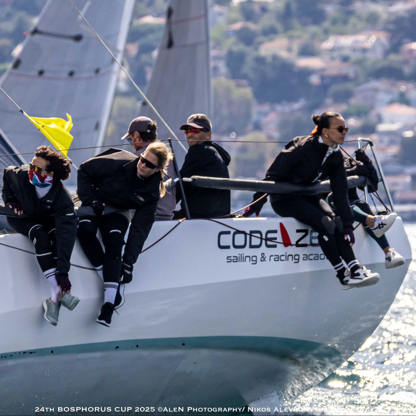 🎯 Boğaz'da eğlenceli bir hafta sonu 🎭
🚩İstanbul Boğazı’nın iki kıtayı birleştiren büyüleyici sularında her yıl düzenlenen Bosphorus Cup'ta dünyanın farklı noktalarından gelen tekneler, ekipler ve sporcular, bu eşsiz parkurda hem doğayla hem de birbirleriyle mücadele ediyor. Bosphorus Cup'25 yat yarışlarına 11 ülkeden 55 tekne ve 500'ün üzerinde yelkenci katıldı. Avrupa ve Asya kıtalarının birleştiği bu zorlu parkurda yarışmak tahmin edilenden çok daha heyecanlı bir o kadar zor.
🏁İlk gün şamandıra yarışları gerçekleştirildi. Rüzgâr zaman zaman meydan okuyucu, zaman zaman destekleyici oldu.
🏁İkinci gün Büyükada'dan start ile coğrafi ve şamandıra yarışları vardı. Büyükada’nın kuzey kıyısında, ada ile Dragos sahili arasında gerçekleşen rüzgârüstü - rüzgâraltı rotada mücadele ettik. Ardından adaların arkasından ve kanallardan geçerek Kalamış koy içinde son bulan coğrafi rotada yarıştık.
🏁Üçüncü gün Boğaz parkurunda, 6-10 knot rüzgarda Galatasaray Adası’ndan start verildi. Startda iyi çıkış, şamandıra dönüşlerinde lider filo ile birlikte grubun önünde dönüşler gerçekleştirdik. Rota/rüzgar şartlarının teknemiz rating'leri ile örtüşmemesi, kürsüde derecelerimize yansıdı.
🚩Bizim açımızdan keyifli bir hafta sonu geçirdik, ekipçe iyi yarışlar çıkardık. Özellikle bu tür uluslararası yarışlarda, Boğaz’daki zorlu parkur, karşılaştığınız hava koşulları, kritik anlar, rakiplerle mücadele, İstanbul'a gelen iddialı yabancı ekipler ile cup'ışmak, 2026 yurt dışı yarışlara katılım hedeflerimize bizleri daha iyi hazırlıyor. Ekipce dayanışma, motivasyon, zorlukları aşmak çok kritik. Bu anlamda çok önemli ve benzersiz kazanımlar elde ettik.
🙏 Başta organizasyon, sponsorlar, komite, dereceye giren ekipleri tebrik eder, yarışan ve katkı sağlayan herkese teşekkürler ederiz.
🚩Bosphorus Cup, 18 -20 Eylül'25
🚩Code Zero Racing Team 🧿
@selincerenakca
@akkayasudem
@yelizracakir
@asenaakocogluu
@lalcotelli
@enginozgen
@onuralpaslan
@coratography
📷 @faruksoker @georgy_akimov @alenphotography_gr 🙏
🚩 Tekne : Farr280, Boat of the year, 2015 @farr_yacht_design