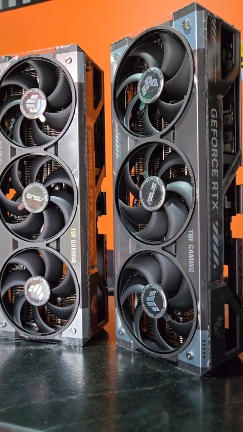 Duas RTX 5090 32gb Asus TUF edition
Detalhe: as duas para o mesmo equipamento!
Um equipamento desse nível exige estudo técnico de compatibilidades e principalmente, se a aplicação exigida pelo cliente trará sentido ao uso de duas GPUs de altíssimo desempenho.
Nesse caso a máquina é super especial.
Processador da linha AMD trheadripper linha 9000
Placa mãe com até 1Tb de Ram DDR5
3 slots PCI-e 5.0 em full x16
Um verdadeiro monstro!
Será que vai rodar um CSzinho em full HD?
Comenta aí se quer ver mais detalhes desse maquinasso!
#rtx #rtx5090 #threadripper #ddr5 #insane
Orçamentos via WhatsApp 🟢 Link na Bio
🇧🇷 Enviamos pra você com seguro 🚛
💳 Parcelamento em até 12x sem juros
🟠 Única Computadores - Criciúma SC