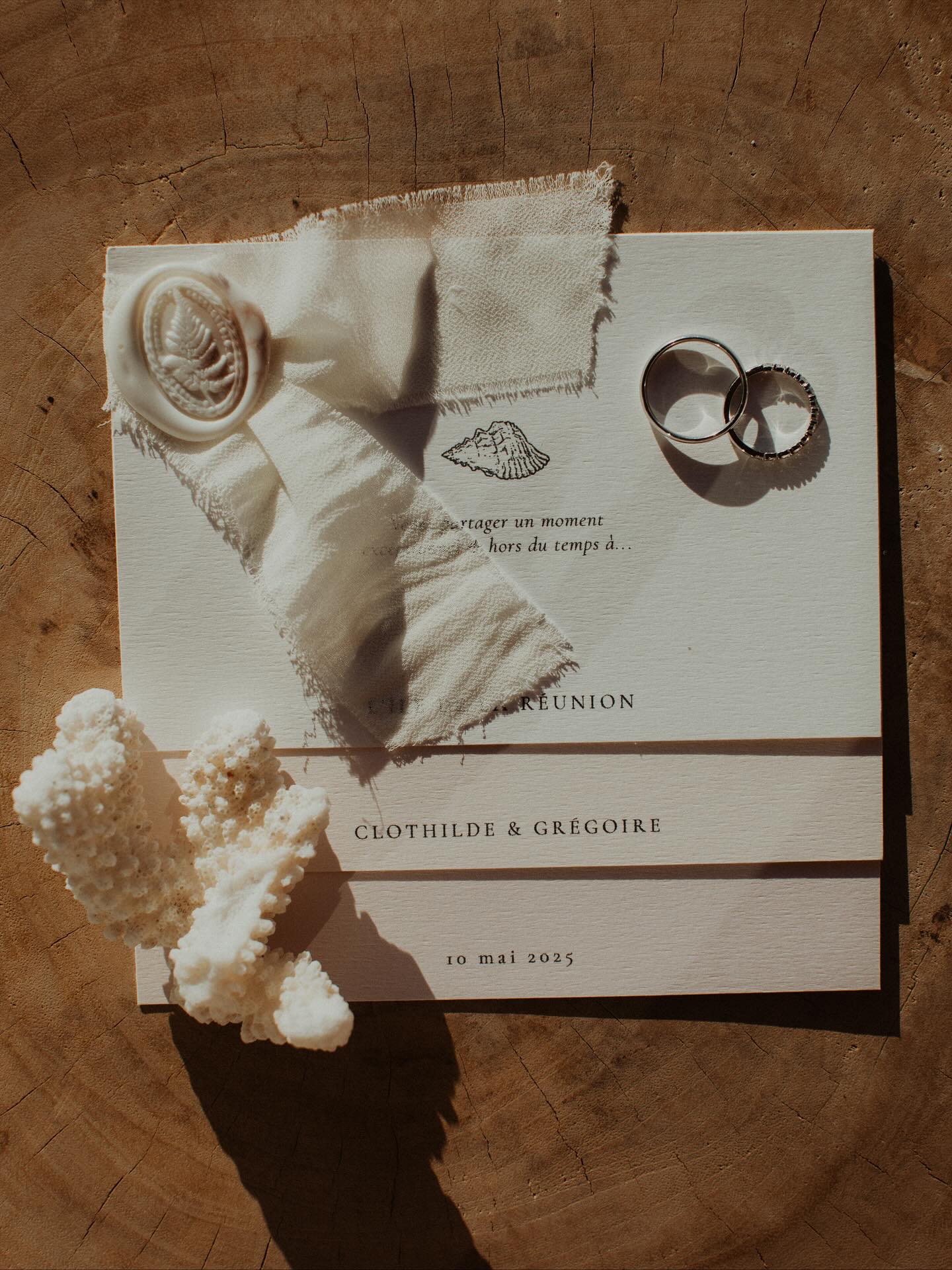 ✨ Une papeterie pensée comme une promesse d’évasion ✨
Pour Clothilde & Grégoire, nous avons imaginé une invitation sur mesure, inspirée par la beauté brute et minérale de l’Île de la Réunion.
Papier texturé, sceau de cire délicat, illustration fine des reliefs volcaniques : chaque détail a été conçu pour refléter la singularité de ce mariage hors du temps.
L’objectif ? Créer bien plus qu’un simple carton d’invitation : une véritable expérience sensorielle, qui transporte dès le premier regard les invités vers cette île majestueuse.
Chez Atelier Onze Juillet, nous croyons que chaque papeterie raconte une histoire — celle d’un couple, d’un lieu, d’une émotion. Et c’est avec cette vision que nous donnons vie à vos plus beaux projets.
🌿 Sur-mesure. Poétique. Inoubliable.
#weddinginspiration #mariageunique #artisanal #craftedinlove #slowwedding #surmesure #ateliercreatif #designpoetique