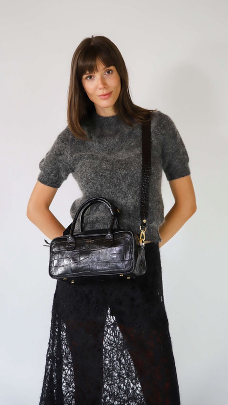 Ujmuje wdziękiem.
Kusi designem.
Onieśmiela szykiem.
Torebka Bagietka z czarnej, błyszczącej skóry w krokodyli wzór. 🖤
Polska marka Kulik • Torebki skórzane • Bagietka • Baguette bag • Torebka na jesień • Trendy modowe
