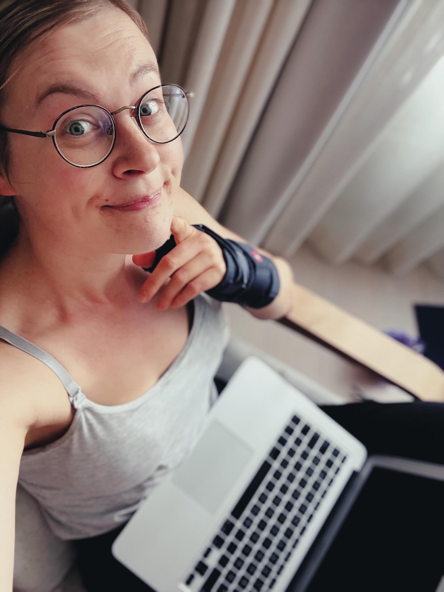 Miten jatkuva vertailu ja identiteetin rakentaminen somessa vaikuttaa kasvavan lapsen tai nuoren aivojen kehitykseen? Se voi aiheuttaa muun muassa ahdistusta, masennusta, itsetuhoisuutta ja merkityksettömyyttä. 📱😢🙇🏼♀️
Lisääntyvä määrä näyttöä tukee älypuhelinten rajoittamista lapsilta ja nuorilta. Jotta tässä onnistutaan tarvitaan yhteisiä toimintatapoja. Kirjoitin aiheesta Helsingin Uutisiin. Linkki kolumniin kohokohdissa.
Millaisia kokemuksia teillä on esimerkiksi luokka- tai naapurustokohtaisisita sopimuksista, että älypuhelinta ei hankita vielä pikkukoululaisille? Entä voisiko älypuhelimen hankkimista lykätä peräti yläkouluun saakka? Jättäkää kommenttinne - tiedän, että aihe herättää paljon ajatuksia!
#aivoteka