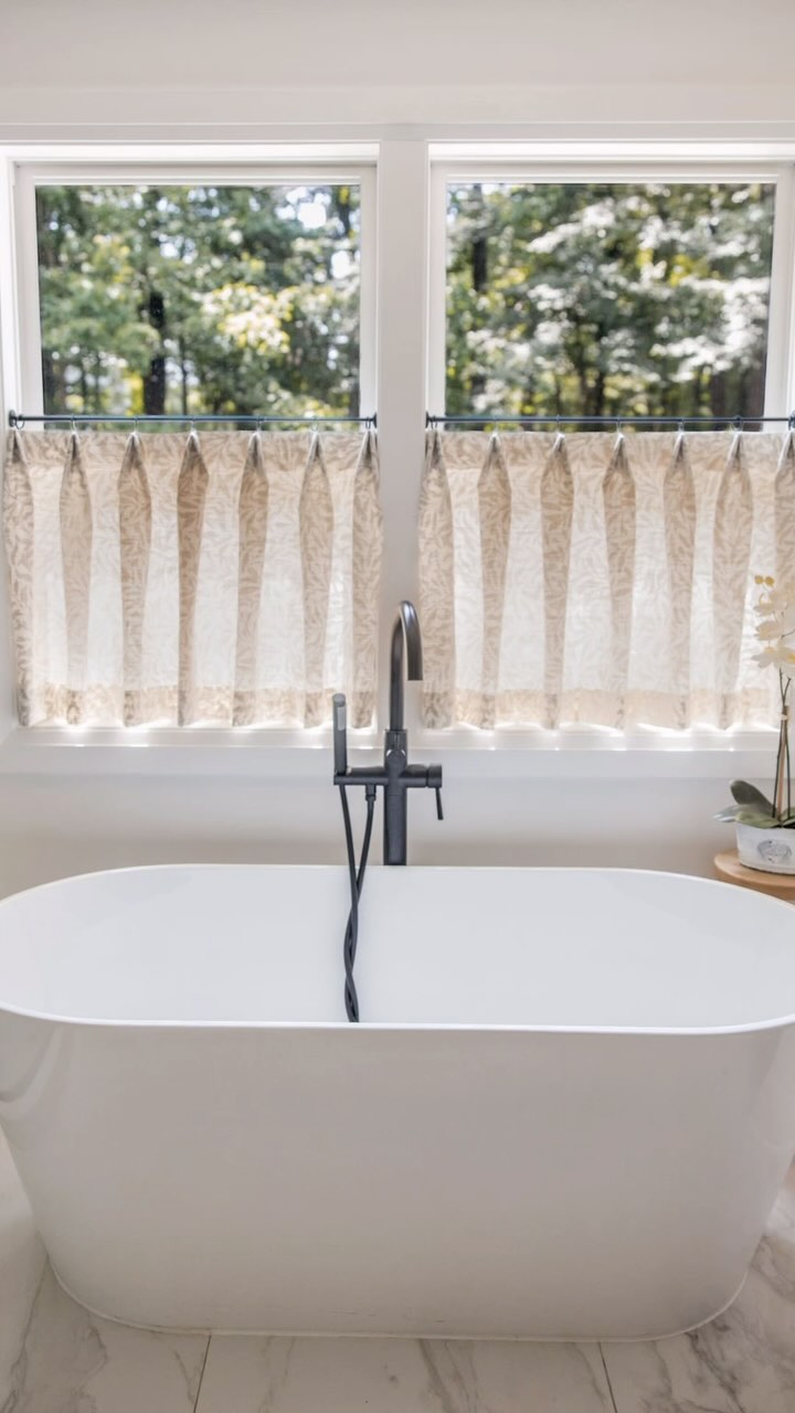 The holidays are quickly approaching and now is a great time to check off those small updates before guests arrive! From adding wallpaper or window treatments to finish off a space or styling and adding accessories for a new look, there are many quick updates you can do to elevate your home. Which one will you do before guests arrive?
#designrefresh #interiorsesigntips #hillhousedesignmd #baltimoreinteriordesigner #seasonaldesign #homerefresh