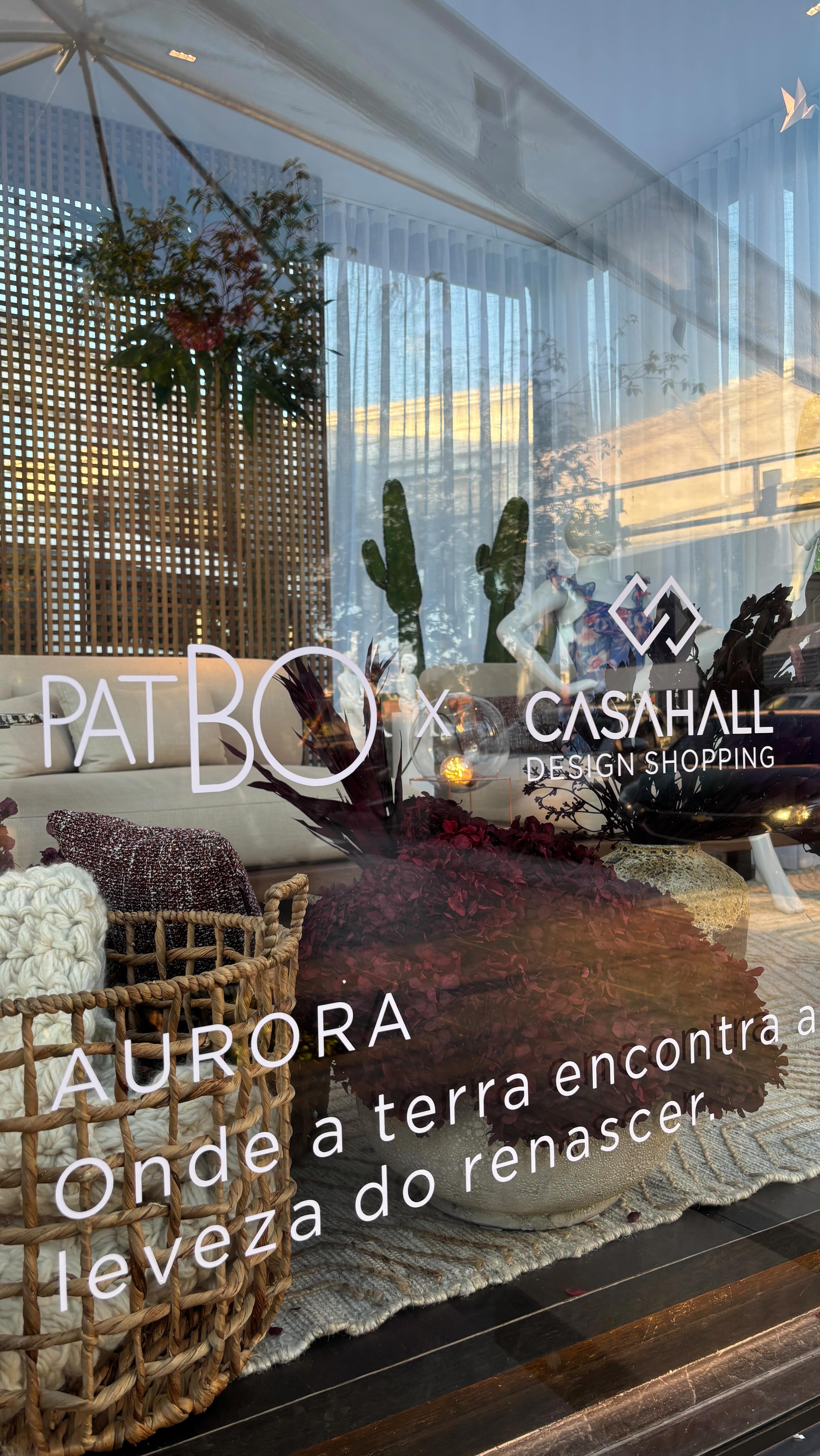 A estação mais leve do ano chegou inspirando encontros criativos.
O CasaHall recebe o BloomHaus, uma collab com a PatBO que traduz a primavera em forma, cor e movimento.
Moda, design, arquitetura e música se entrelaçam em pop-up que convida a viver a beleza do agora.