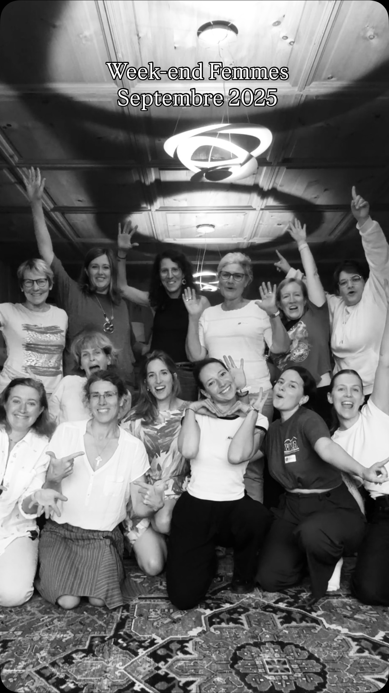 « Ne jamais faire jamais assez, mais toujours être trop » : voilà la sensation qui habite le cœur de beaucoup de femmes. Fatigue, solitude, tristesse, colère, impuissance, angoisse, stress, autant d’émotions qui nous serrent la gorge et nous nouent l’estomac jour après jour.
Une pression qui pèse sur toutes les facettes de notre personne et qui nous conduit tout droit au burn-out à force de courir après l’image de la femme, de l’épouse, de la fille, de l’amie et de la collègue parfaite.
Mi-septembre, une dizaine de femmes se sont faites le cadeau de faire silence pour réduire l’écart entre la femme qui paraît, celle qui rêve et celle qu’elles sont.
À l’écoute de leur corps et de leur cœur, elles ont appris à remettre de la vie dans leurs désirs de Femmes et partir à la recherche de cette biche qui court en chacune d’entre nous.
Merci à chacune d’elle pour leur vulnérabilité et leur audace qui nous rappellent la joie et le cadeau d’être femme parmi les femmes.
Intéressées à approfondir cette expérience de sororité? Rendez-vous au printemps 2026 pour la suite de l’aventure sur www.muntu.ch