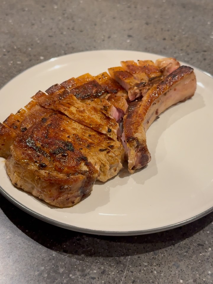Pork Chop with @sublimebutter Chilli Smoked Lime Butter, don’t mind if I do… 👀🤩
#foodies #stayhungrywokingham #butchers #meatlovers #dinnertreat #midweektreat #porkchop