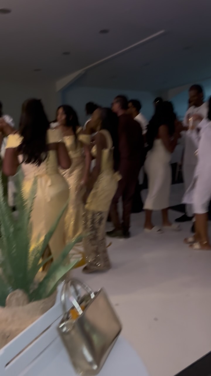 ✨ What a night! We had the honor of powering this beautiful wedding with a world-class sound system that kept the dancefloor packed from start to finish 💃🕺. The energy was so high, the crowd didn’t want it to end—just wait till the end of the video to see everyone chanting for one more song! 🎶🔥
#SoundPlug #WeddingVibes #FullDancefloor #OneMoreSong @djfizzuk