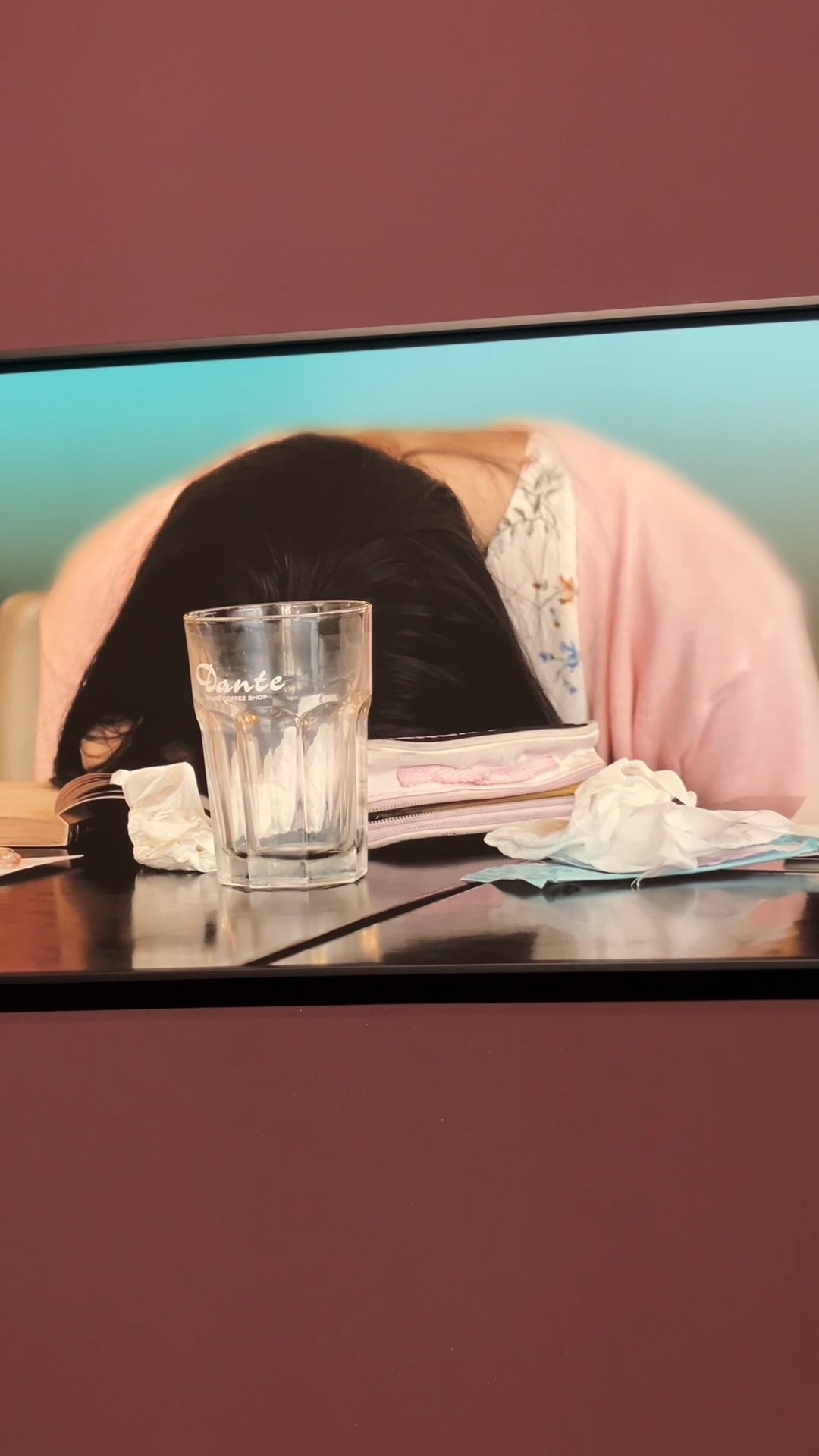 Avec Coffee Nap, Guillaume Hébert saisit des instants de sommeils furtifs dans des lieux publics. 💤
Ces corps abandonnés à la fatigue réveillent une poésie du quotidien, un entre-deux où l'intime surgit dans l'espace commun. 💻
En regardant sur la vulnérabilité contemporaine. ☕
© Coffee Nap - Guillaume Hébert