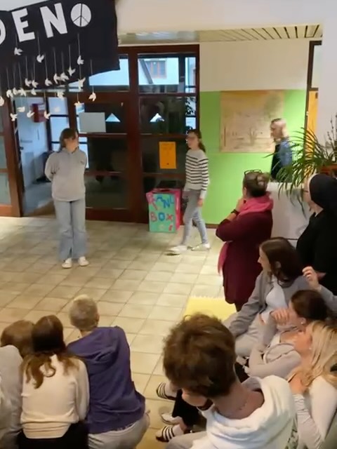 Im Namen der ganzen Schulgemeinschaft gratulierte Frau Direktor unserer Hannah Scheidl zu ihrer Wahl zur Bundesschulsprecherin. Wir sind unglaublich stolz und wünschen @hannah.scheidl alles Gute für diese spannende und verantwortungsvolle Aufgabe! ☺️