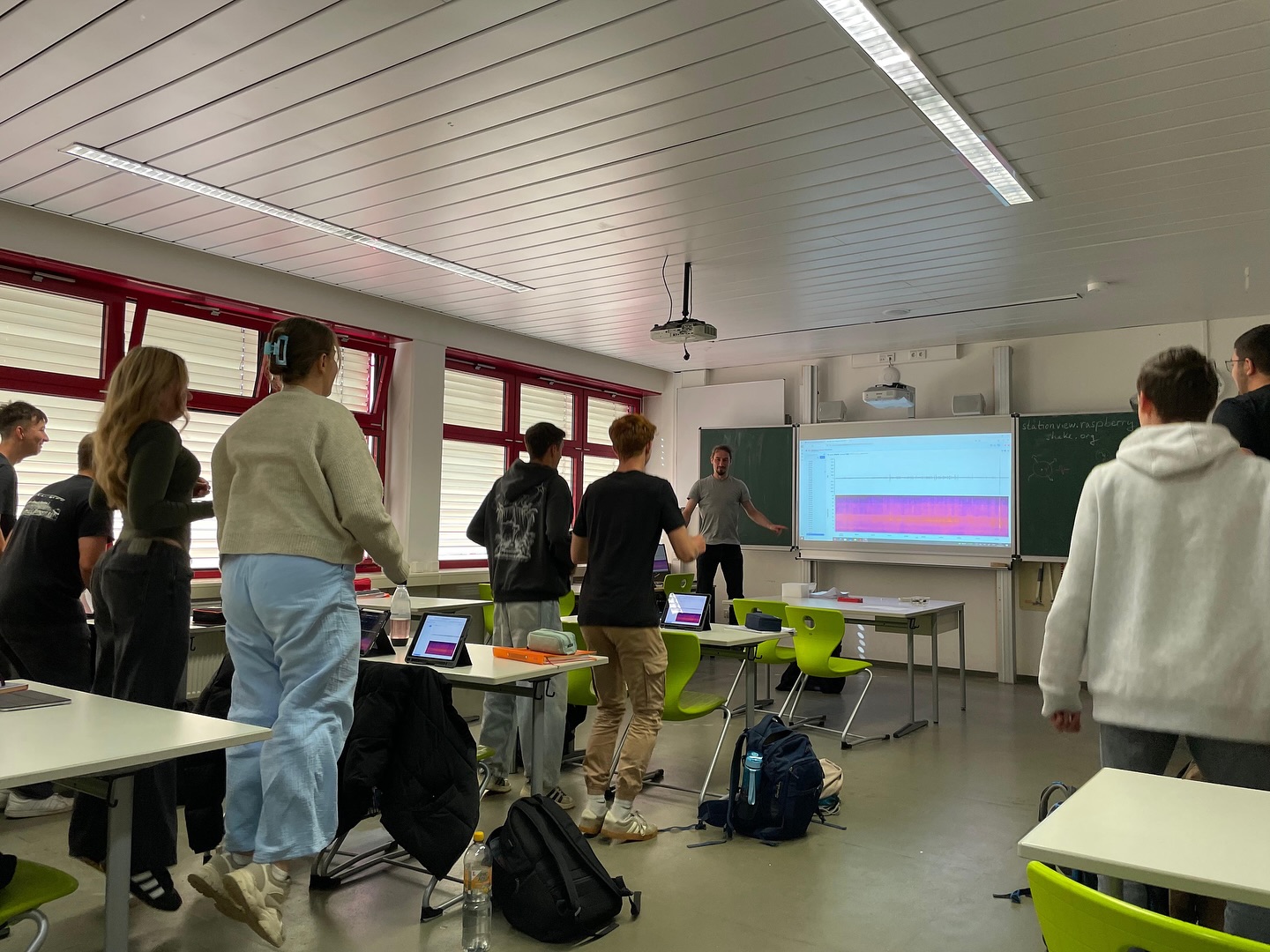 🔎🌍 Ein Blick ins Erdinnere
Zum dritten Mal war Dr. Olaf Hellwig (TU Freiberg) bei uns zu Gast und nahm die 11er Grundkurse Geographie mit auf eine spannende Reise in die Welt der Geophysik.
Von Erdbebenwellen über ihre Bedeutung für unseren Alltag bis hin zur Überwachung von Kernwaffentests – die Vorträge zeigten, wie vielseitig Geophysik sein kann. 🌐✨
Highlight: Unser eigener Seismograf zeichnete die Erschütterung eines gemeinsamen Sprungs auf! 💥📈
Und mit stationview.raspberryshake.org können wir sogar selbst echte Daten auswerten. 🔗👩🔬
#geophysik #tufreiberg #erdbeben #SchuletrifftWissenschaft #seismografie