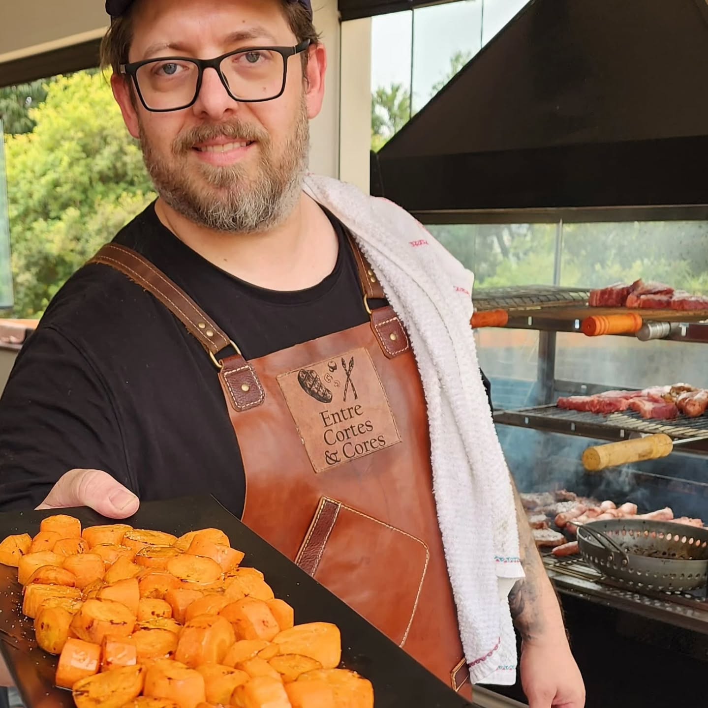 🔥✨ O churrasco do Entre Cortes & Cores é muito mais do que apenas assar carnes e legumes na brasa.
É um ritual de sabores, aromas e encontros.
Cada corte escolhido, cada vegetal grelhado e cada detalhe preparado faz parte de uma experiência única — pensada para celebrar momentos, respeitar diferentes preferências e unir pessoas em torno da mesa.
Aqui, tradição e inovação se encontram na brasa para transformar o seu evento em algo memorável.
👉 Já imaginou viver essa experiência no seu próximo encontro?
#EntreCortesECores #ExperiênciaNaBrasa #ChurrascoArtesanal #ChurrascoInclusivo #ChurrascoVegano #ChurrascoVegetariano #CortesNobres #LegumesNaBrasa #ExperiênciaÚnica #Indaiatuba #Campinas