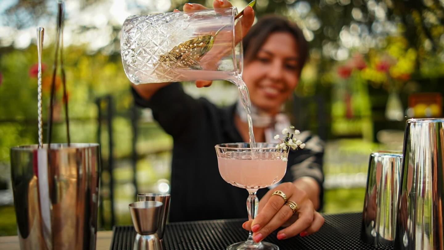 Un verre qui se prépare comme une œuvre d’art ✨
Un lieu où chaque gorgée rime avec partage et plaisir 🍸🌿
Et si ce soir, on se retrouvait autour d’un cocktail ?
Réservez des maintenant votre bar à cocktails pour vos événements de fin d’ année !
📸 @aih.prod
#baracocktails #barmobile #barevent #mixologie #cocktailevent #cocktailbar #mariage #bartender #mocktail #cocktails #baracocktail #event #bartending #barmanmobile#weddingcocktail#evenementprofessionnel#teambulding#soireedefindannee#2025#2026