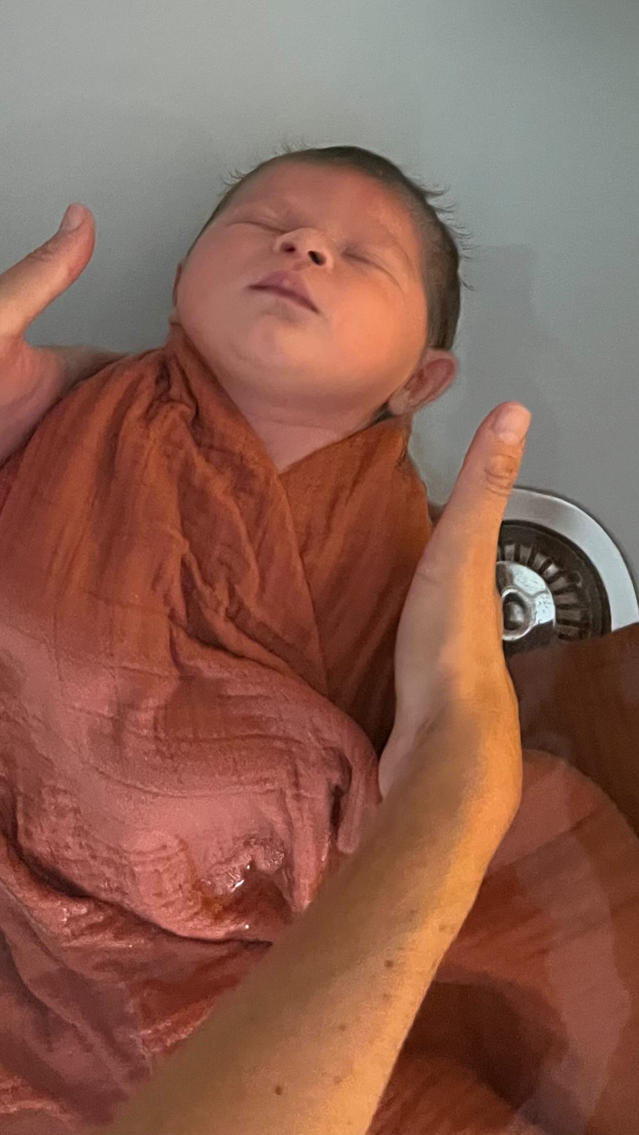 Posez vous et laissez vous embarquer dans son moment . Chaque bain Thérapeutique est unique , il n’y en a pas deux qui se ressemblent . Pendant le soin , j’accueille , j’écoute , je ressens , je comprends , je me laisse guider par le nouveau né , c’est lui le chef d’orchestre . I ❤️TBB
#BainBébé #BainDeSonia #ThalassoBainBébé #BainThérapeutique #BainRelaxantBébé #DétenteBébé #BébéApaisé #BébéBienÊtre #BainÉmotionnel #RituelBébé #PremiersMoments #BainDeDétente
#tbb