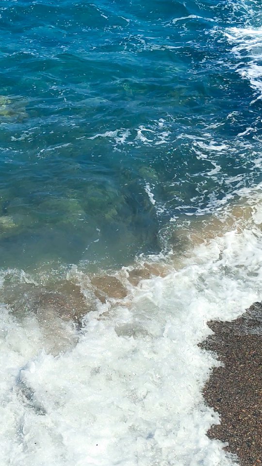 Letting the waves wash over you in a constant movement. It can be so incredibly peaceful. May it calm you, may it give you peace and joy, so you can feel replenished and make the bold moves you know you are capable of.
A little reminder that we need times of quiet and a possibility to simply be.
#perzikswimwear #waves #mindfulness #dutchswimwearlabel #peaceofmind #beach