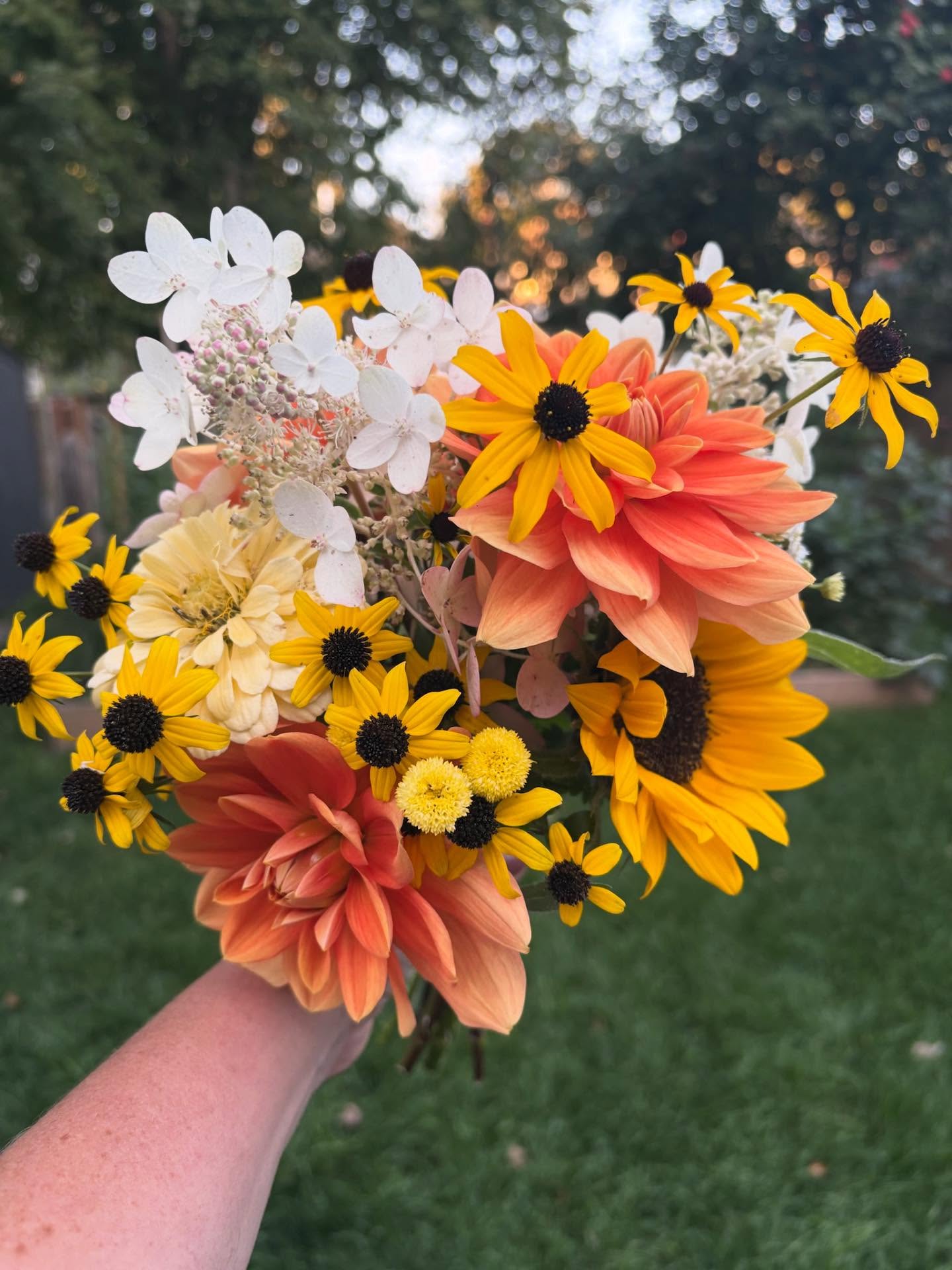 We’ve really been getting into these fall colours lately! 🧡🤍💛
There are a few extra bouquets available for pick up today on our site if you want to treat yourself