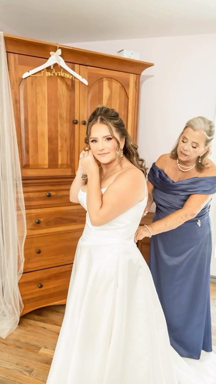 Efficient timelines = realistic timelines!
The first and most important thing I look for in a wedding day timeline IS 🥁🥁
Buffer time. This means do we have realistic times for travel, transitions and running late.
This is always the thing I consider to eliminate YOUR stress which maximizes YOUR enjoyment. 🥂#weddingtimeline #shannonritterwedding #delawarephotographers