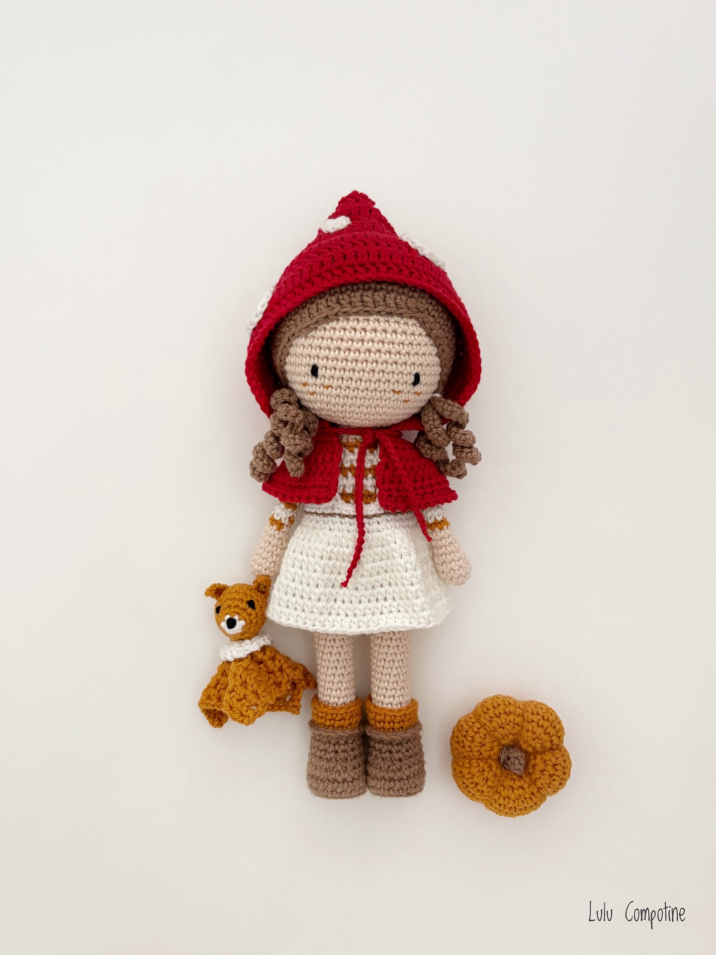 Quand automne rime avec nouveau coffret 🧶🍁🍂🍄
Je vous présente Lulu en automne, la nouvelle poupée de saison que vous avez peut-être déjà aperçue en story…
Elle vient agrandir la collection des coffrets Les poupées de Lulu publiée par @les_editions_de_saxe
🧡 Dans cette jolie boîte couleur d’automne vous trouverez tout le nécessaire pour crocheter la poupée, ses vêtements, la cape champignon, le petit doudou écureuil et la citrouille !
✔️Disponible dès à présent en ligne, en librairies ou merceries et sur le site des Editions de Saxe !
#kitcrochet #kitdiy #edisaxe #lespoupeesdeluluaucrochet #lulucompotine #crochet #poupée #poupeecrochet #crochetdoll #diy