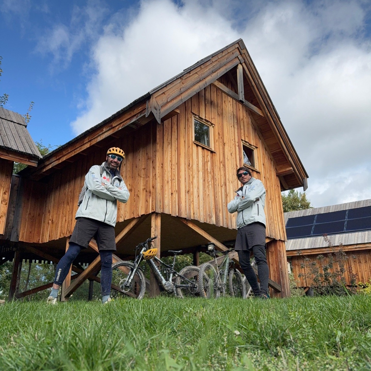 Surprise! Sébastien Marsset @sebastien.marsset nous contacte au retour de son tour d'Europe à la voile @canada_ocean_racing depuis le Monténégro! Et oui les Cabanes du Dauphiné @cabanesdudauphine sont sur la route pour remonter en Bretagne, limite d'empreinte carbone oblige, accompagné de son média man Richard ! Très belle rencontre autour d'un petit déjeuner qui a laissé place à une virée VTT dans le gapençais. Félicitations pour ton Vendée Globe @vendeeglobe et tous nos encouragements pour tes prochaines courses. On croise les doigts pour le Vendée 2028.
#vg2024 #vendeeglobe #canadaoceanracing #theoceanraceeurope