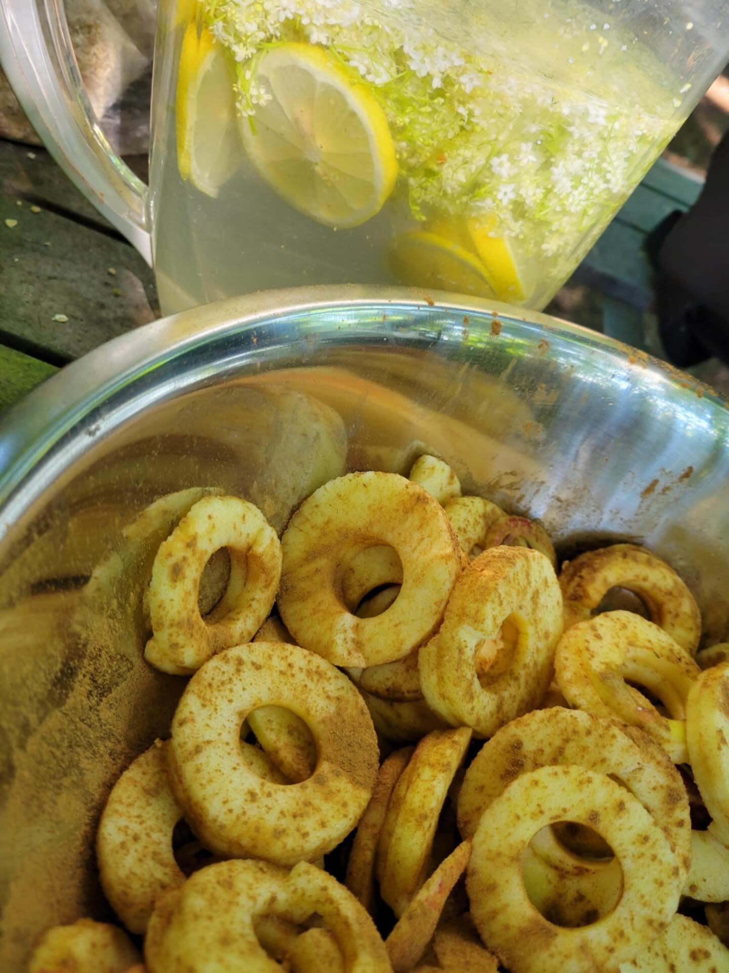 This week in Forest School we made cosy cinnamon apple slices and a refreshing elderflower lemonade. The children loved exploring the sweet, spicy smell of cinnamon and the delicate floral scent of elderflower.
It was more than just a tasty treat:
✨ Understanding the world – talking about apples growing on trees and where elderflowers come from.
✨ Maths – counting apple slices, comparing sizes, and measuring ingredients.
✨ Communication & language – describing flavours and textures: ‘crunchy’, ‘sweet’, ‘spicy’.
✨ Physical development – strengthening fine motor skills while sprinkling, pouring, and stirring.
✨ Healthy choices – learning that simple, natural ingredients can make delicious snacks and drinks.
Activities like this bring so many opportunities to chat, learn, and try new flavours together, perfect for autumn afternoons!