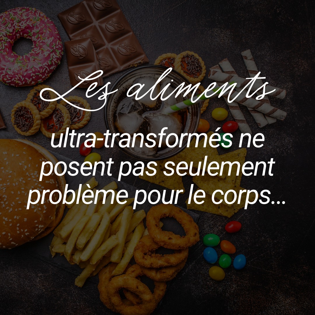 Les aliments ultra-transformés ne posent pas seulement problème pour le corps :
➡️ Une étude (Fond et al., 2022) montre que +10 % d’ultra-transformés = +20 % de risque de troubles anxieux et dépressifs.
➡️ Santé mentale : plus d’ultra-transformés = plus de symptômes anxieux, dépressifs et de troubles du sommeil (Lane 2022, Nutrients ; Coletro 2022, Public Health Nutr. ; Duquenne 2024, Sleep Health).
➡️ Chez les femmes : ces aliments perturbent le système hormonal et augmentent les risques de :
⚠️ Conséquences
Cycles menstruels douloureux et irréguliers → douleurs invalidantes, absentéisme scolaire et professionnel dès l’adolescence.
Troubles de la reproduction → infertilité, parcours médicaux lourds (PMA, chirurgie, traitements hormonaux).
Fatigue chronique, sommeil perturbé, douleurs pelviennes → perte d’énergie, baisse de productivité, isolement social.
Santé mentale : anxiété, symptômes dépressifs, troubles du sommeil, sentiment de perte de contrôle → risques de burnout et d’effondrement psychique.
🌍 Enjeux de santé publique
Arrêts maladie et présentéisme : pertes économiques, carrières ralenties.
Consommation accrue de soins : consultations multiples, prescriptions (antalgiques, anxiolytiques, antidépresseurs).
Surcharge du système de santé : coûts liés aux pathologies chroniques, hospitalisations, parcours complexes (endocrino, gynéco, psychiatrie, sommeil).
Inégalités de genre : les femmes, plus touchées, voient leur autonomie, carrière et revenus fragilisés → risque accru de précarité et de dépendance.
👉 Ce n’est pas seulement une question individuelle mais un enjeu collectif de santé publique et économique.
#SantéMentale #SantéDesFemmes #AlimentationSaíne #NutritionEtSanté #StopUltraTransformés #PréventionSanté #SantéPublique #SantéHormonale #SOPK #Endométriose #TroublesDuCycle #SantéReproductive #BienÊtreFéminin #SantéHolistique #CycleFéminin #Préménopause #SantéGlobale #FoodAsMedicine