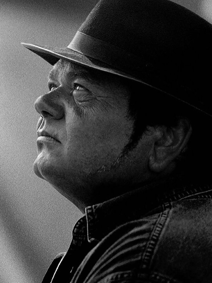 Alweer 21 jaar geleden 😨 We hebben alleen een opname van “Eenzame Kerst” om hem te eren, maar ach, Hazes blijft Hazes. Enjoy! (Je kunt de hele versie beluisteren op Spotify).
#Hazes #inmemoriam #closeharmony #vocalgroup @andrehazesofficieel #eenzamekerst