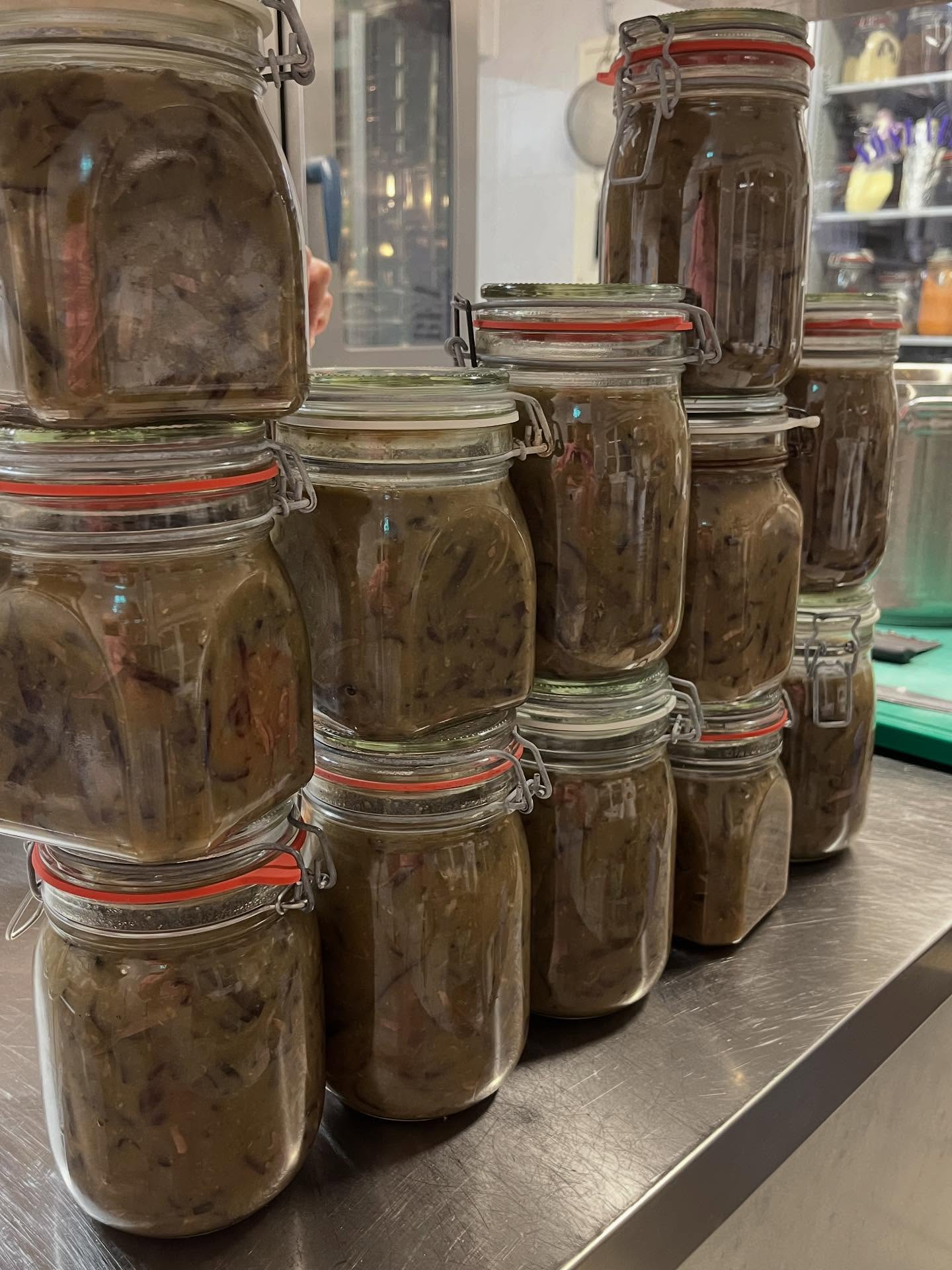 ✨ Ab heute gibt es wieder bei uns ein
herrliches Beuscherl vom Iberico – dazu ein fluffiger Brioche-Liebstöckel-Knödel.
👉 Ab sofort wieder auch donnerstags ab 12:00 Uhr à la carte.
American Sandwiches bieten wir weiterhin nur für deine Veranstaltung an und starten ab Mai wieder 😊
Wir freuen uns auf euren Besuch! 🍴🥂
#Beuscherl #Iberico #KnödelLiebe #BriocheKnödel #Hausmannskost #ÖsterreichischeKüche #TraditionTrifftModern
#Südsteiermark #SteiermarkGenuss #SteirischeKüche #WeinregionSüdsteiermark #SteiermarkUrlaub #SteiermarkLiebe #GenussRegion
#Foodie #GenussPur #Foodstagram #EssenGenießen #Genussmomente