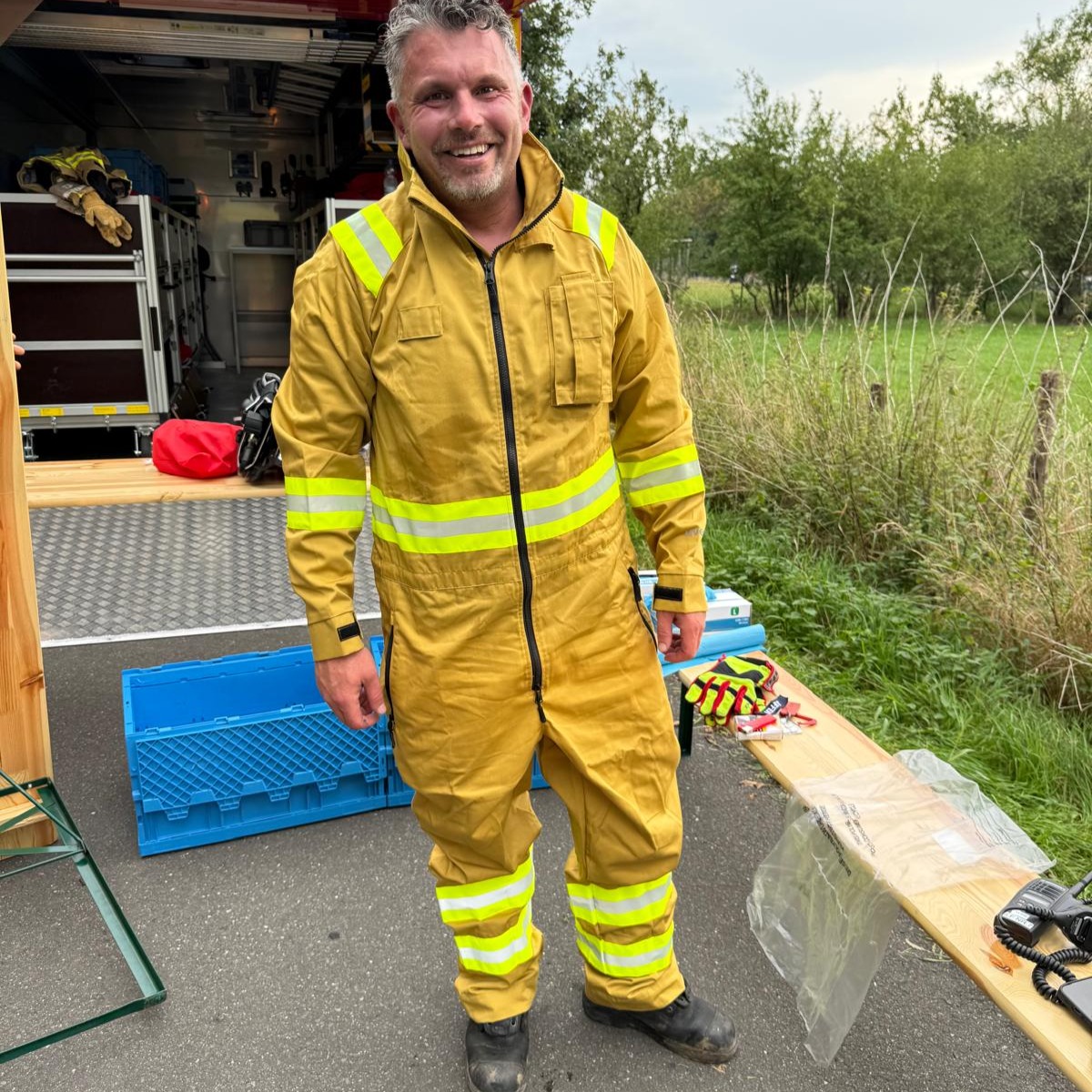 🚒 Feuerwehr-Praxis-Tipp:
Heute: Thema Einsatzstellenhygiene
Viele Feuerwehren im Kreis Düren haben inzwischen sehr effiziente Routinen für das Einsatzstellenhygiene direkt an der Einsatzstelle – etwa bei Brandeinsätzen unter Atemschutz.
Oft kommen dabei einfache Trainingsanzüge als saubere Ersatzkleidung für die eingesetzten Kräfte zum Einsatz.
👉 Die Feuerwehr Niederzier geht einen anderen Weg: Hier nutzen die Kameraden einen leichten Feuerwehr-Overall.
✅ Vorteile:
Auch nach dem Atemschutzeinsatz können die Kräfte damit noch kleiner Aufgaben an der Einsatzstelle übernehmen.
Der Overall ist sehr platzsparend auf Fahrzeugen zu transportieren.
Wir finden: Ein gutes Beispiel, wie kleine Änderungen im Ablauf große Wirkung haben können! 💡 (pb)