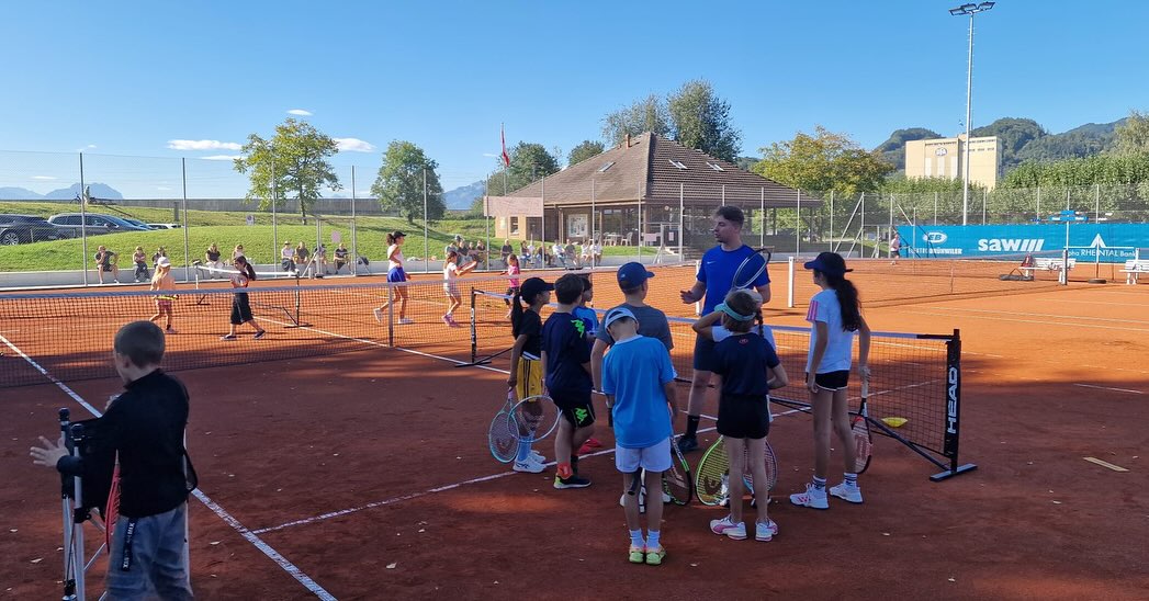 Am vergangenen Samstag fand bei uns auf den Allwetterplätzen der Kindertennis-Finaltag statt. Hier einige Impressionen dazu👏🏼🎾.
Herzlichen Dank an alle Kinder, Eltern und Helfer, die dabei waren.
#kinder #tennis #tcstm