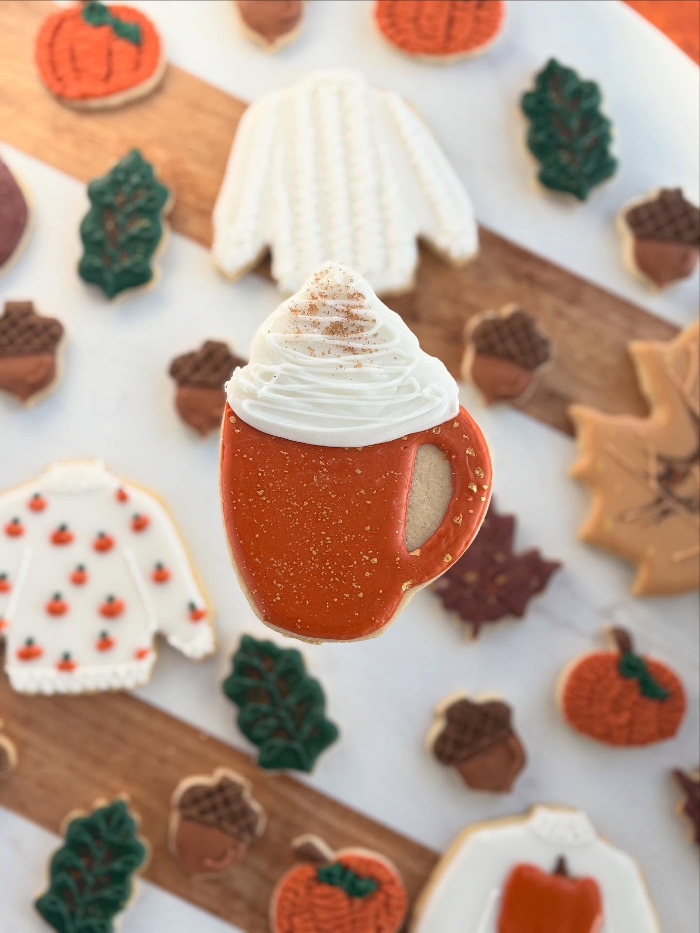 Mable butter flavor sugar cookie
I topped the whipped cream design with cinnamon.
My husband loves cinnamon, so of course he ate it up.
Yum yum yum.