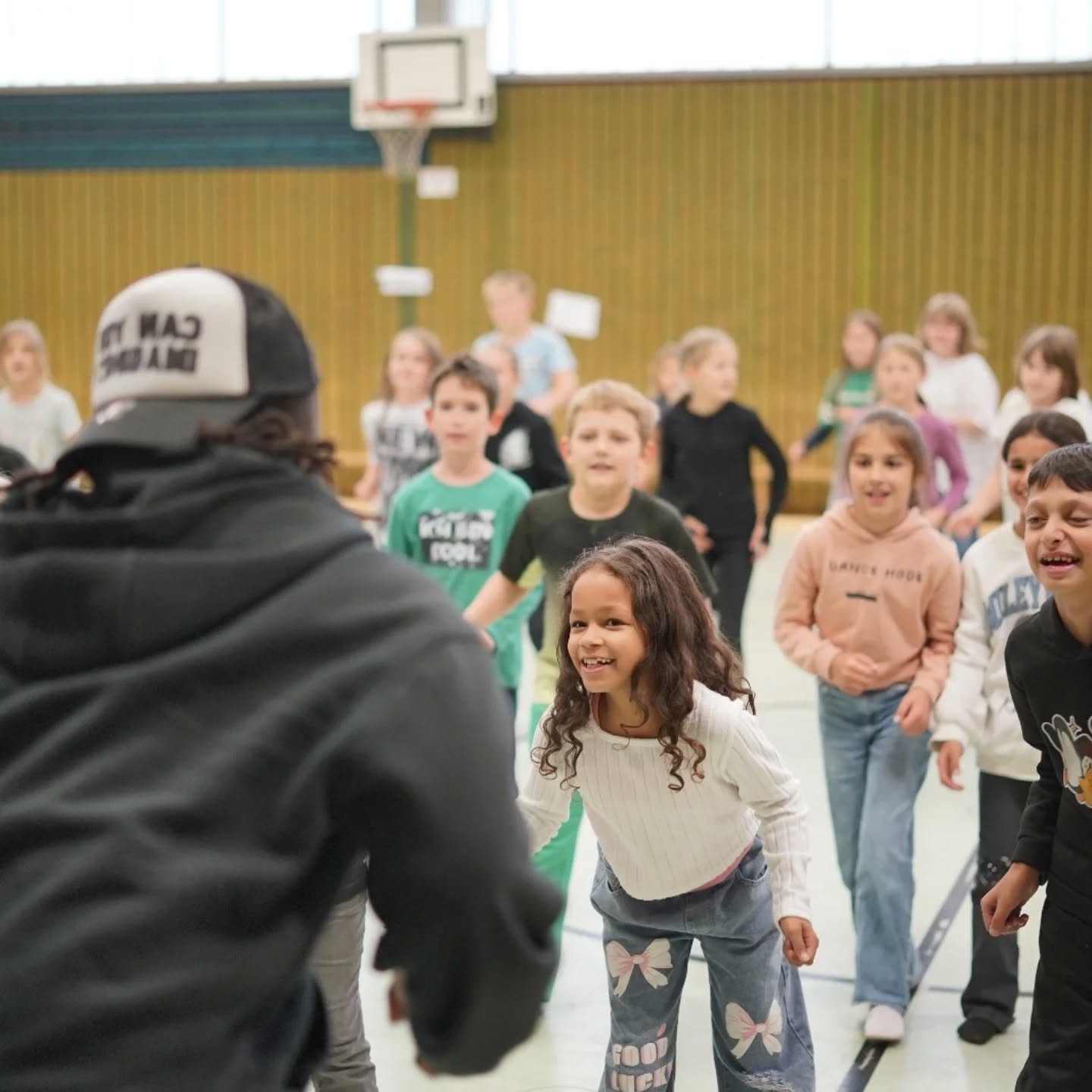 Welcome!
Wir freuen uns über 200 neue SpotLight Kids, die ab sofort mit am Start sind und jede Woche die Turnhalle einheizen 🔥🔥
Let's go🥳