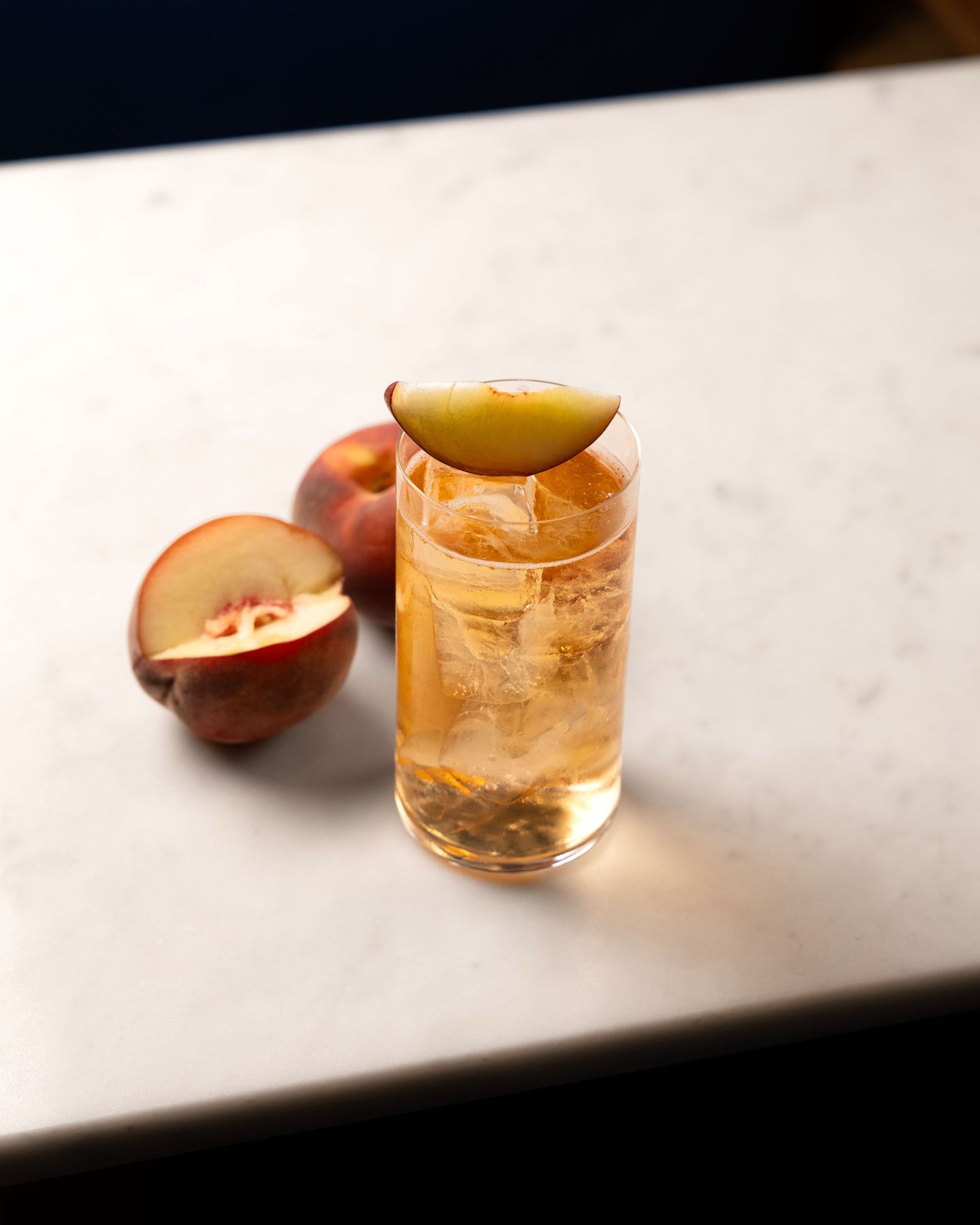 FOR PEANUTS - Rhum infusé à la pâte d'arachide, Apérol, crème de pêche, poivre, verjus, Amaro, CO2, Amaro Montenegro.
📸 @desprezmarie.studio