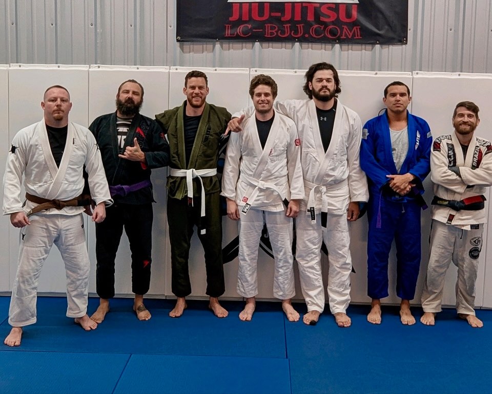 One team, one family, one goal: improvement. 🥋🤞🏼🦾 #jiujitsulife #jiujitsu #atos #atosjiujitsu #bjj #jiujitsuvideos #rolling #jiujitsufamily #jiujitsumotivation