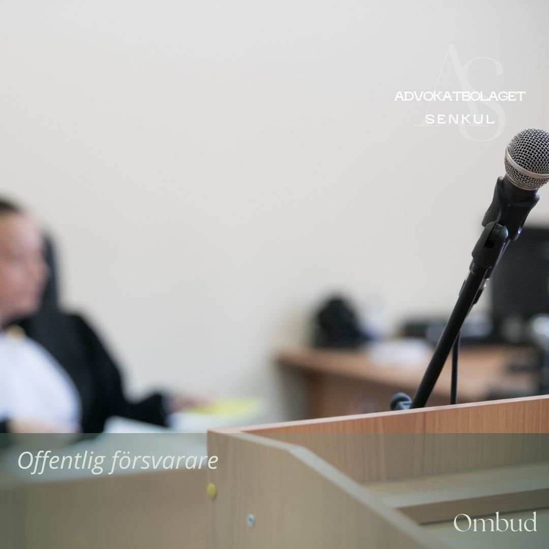 Vad är egentligen en offentlig försvarare?
Om du är misstänkt för ett brott har du i vissa fall rätt att få en offentlig försvarare som bekostas av staten. Vid en fällande dom kan du ändå bli skyldig att ersätta staten för hela eller delar av kostnaderna för den offentliga försvararen, beroende på din egen inkomst.
En offentligt försvarare är en försvarsadvokat som utses av domstolen och som försvarar den brottsmisstänkte. Rätt till en offentlig försvarare kan du få redan under förundersökningen (då brottet utreds) eller till en eventuell rättegång. Som misstänkt kan du önska vem du vill ha som din offentliga försvarare.
Om du är anhållen eller häktad ska en offentlig försvarare förordnas. En offentlig försvarare ska också förordnas om du är misstänkt för ett brott som kan ge mer än sex månaders fängelse.
Du kan även ha rätt till en offentlig försvarare om det till exempel är en stor brottsutredning med svåra bevisfrågor, om det kan bli fråga om annat straff än böter eller villkorlig dom, eller om det finns andra särskilda skäl.
Domstolen kan i vissa situationer anse att en misstänkt inte har rätt till en offentlig försvarare. I sådana fall har du ändå rätt att anlita ett eget juridiskt ombud, ett så kallat privat ombud. Du får då själv betala, men under vissa förutsättningar kan staten återbetala kostnaden vid en frikännande dom.